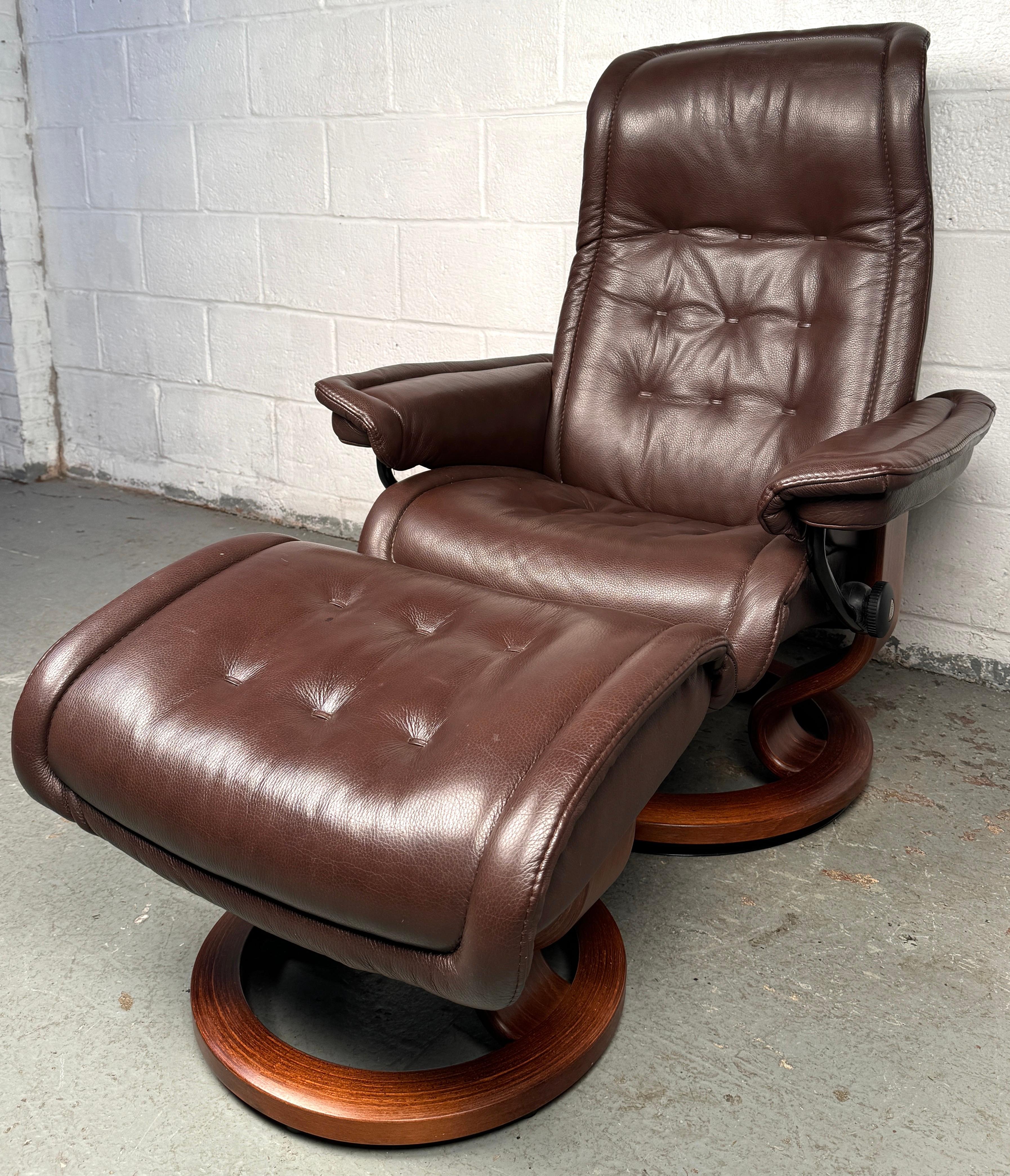 Découvrez le summum du design ergonomique avec le fauteuil Stressless® Royal Large Recliner and Ottoman, une pièce phare d'Ekornes qui redéfinit ce que signifie se détendre vraiment. Fabriquée à la main en Norvège avec du cuir de première qualité et