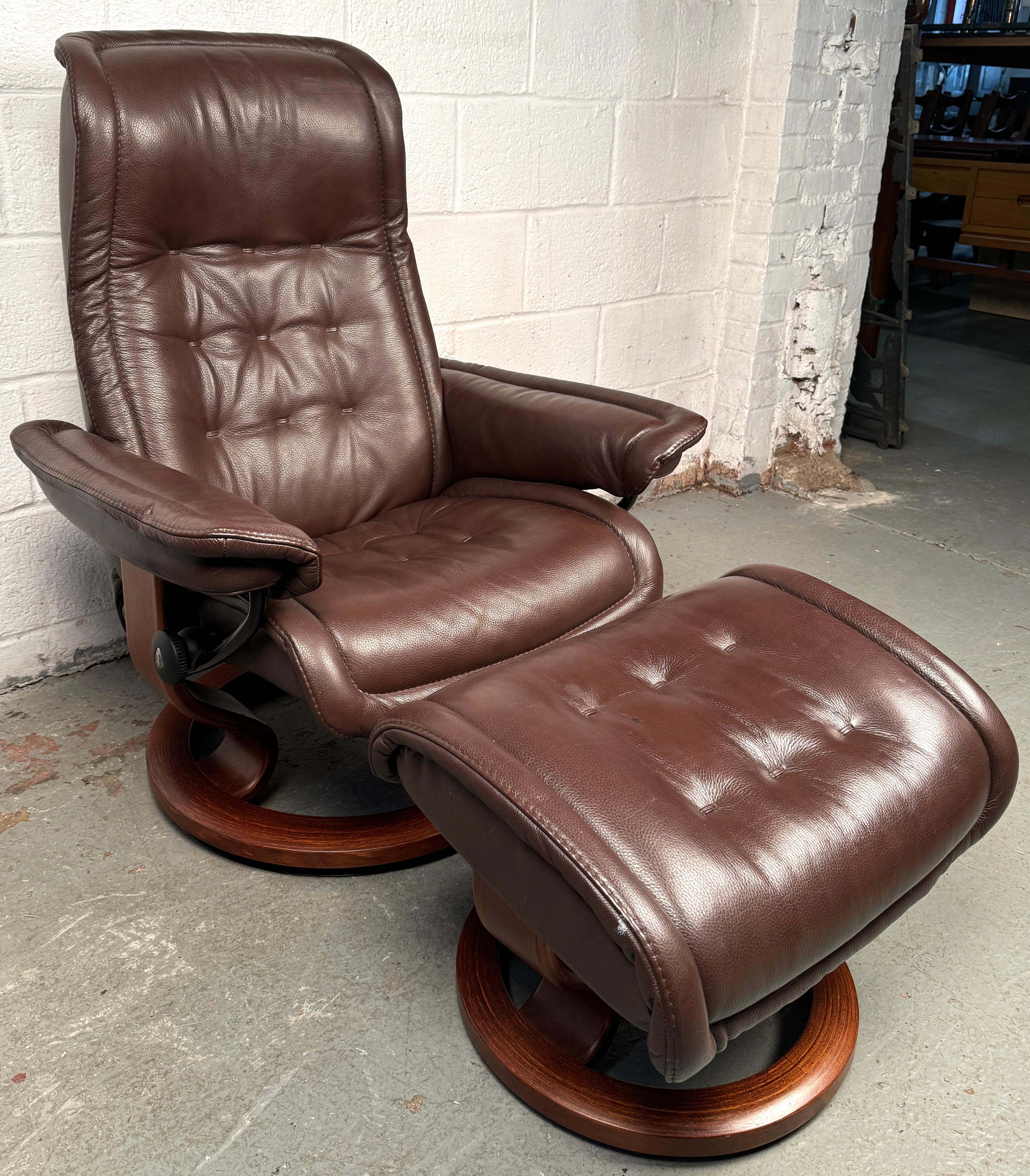 Mid-Century Modern Ekornes Stressless Fauteuil de repos pivotant en cuir de grande taille et pouf en vente