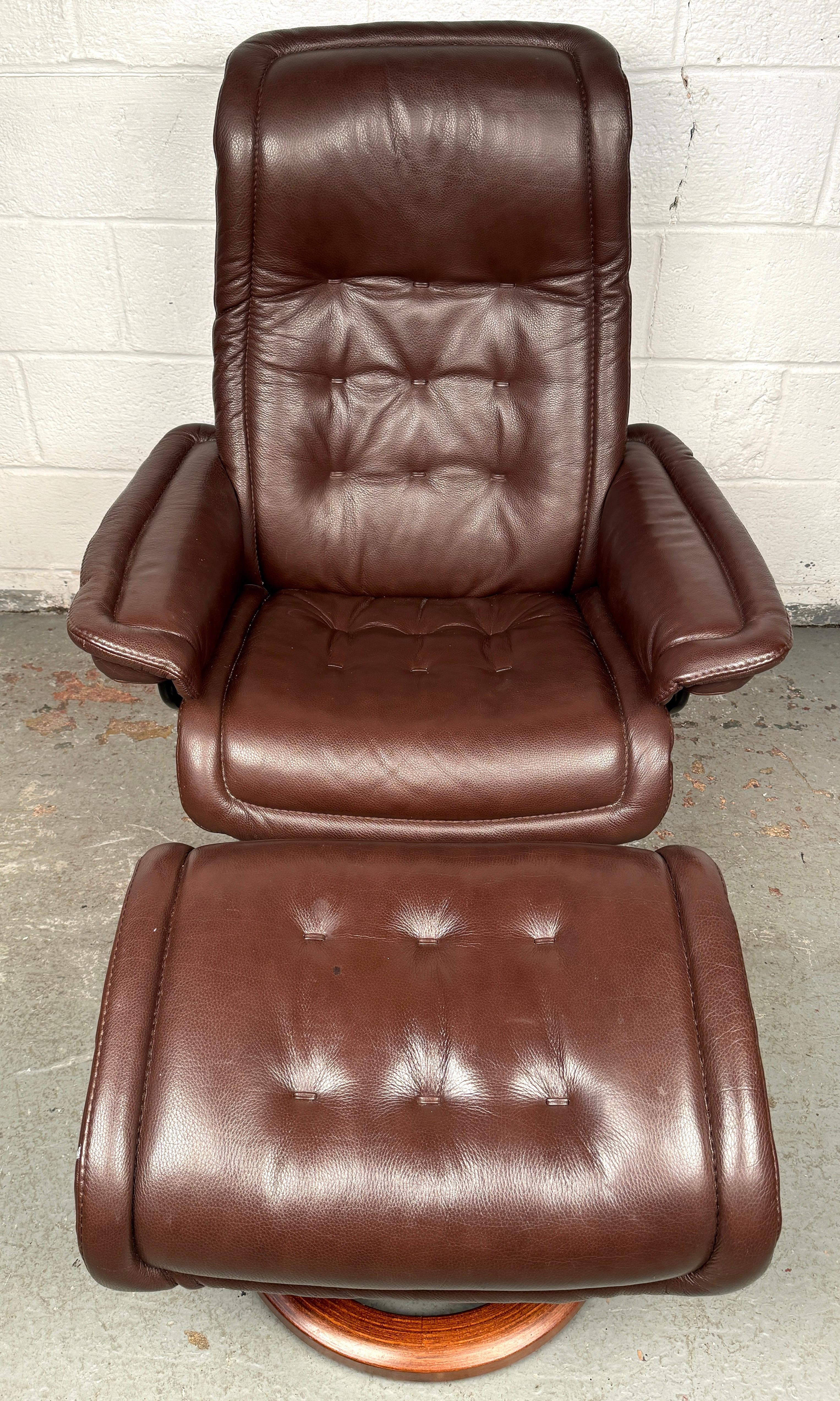 Ekornes Stressless Fauteuil de repos pivotant en cuir de grande taille et pouf Bon état - En vente à Brooklyn, NY