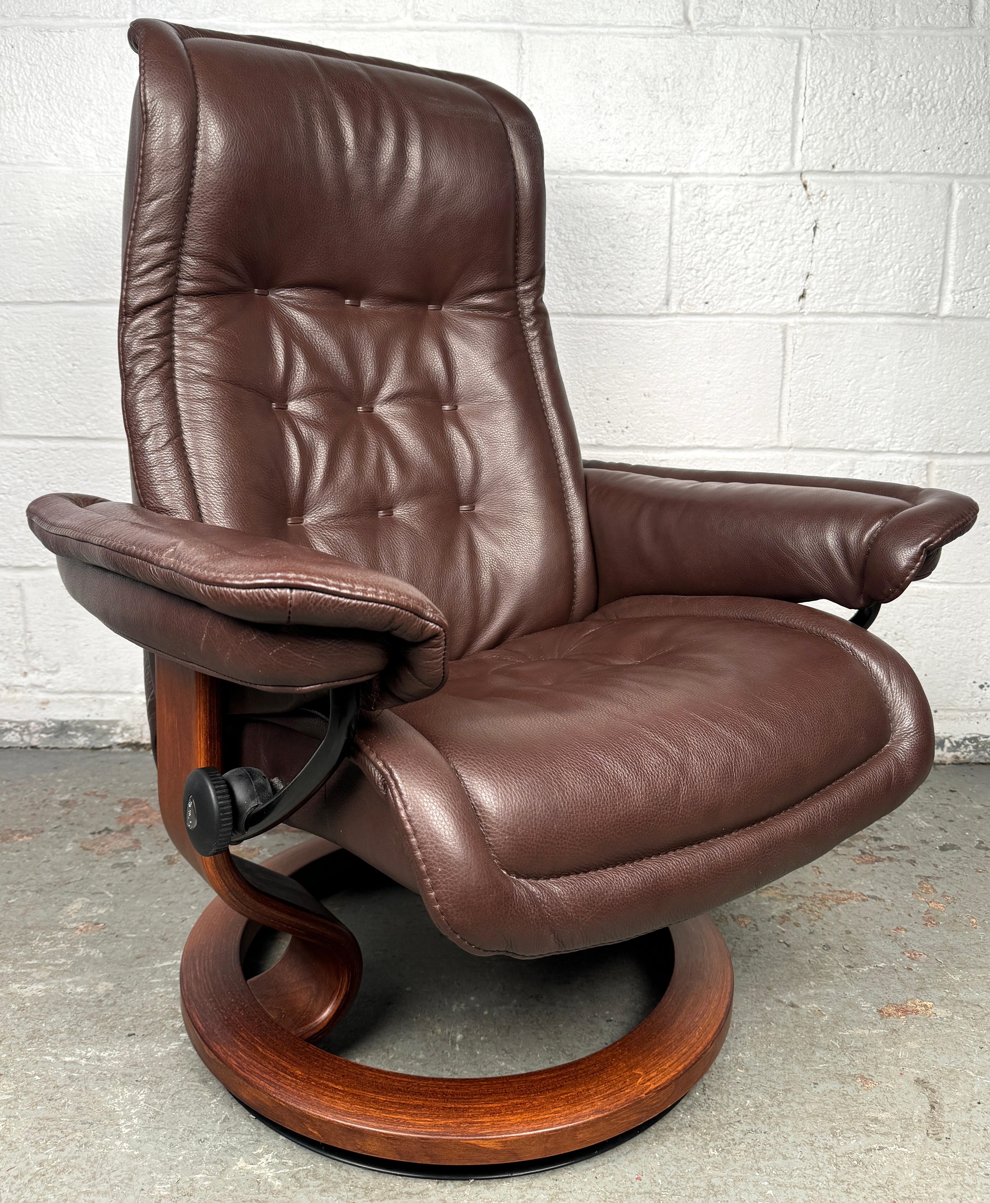 Cuir Ekornes Stressless Fauteuil de repos pivotant en cuir de grande taille et pouf en vente