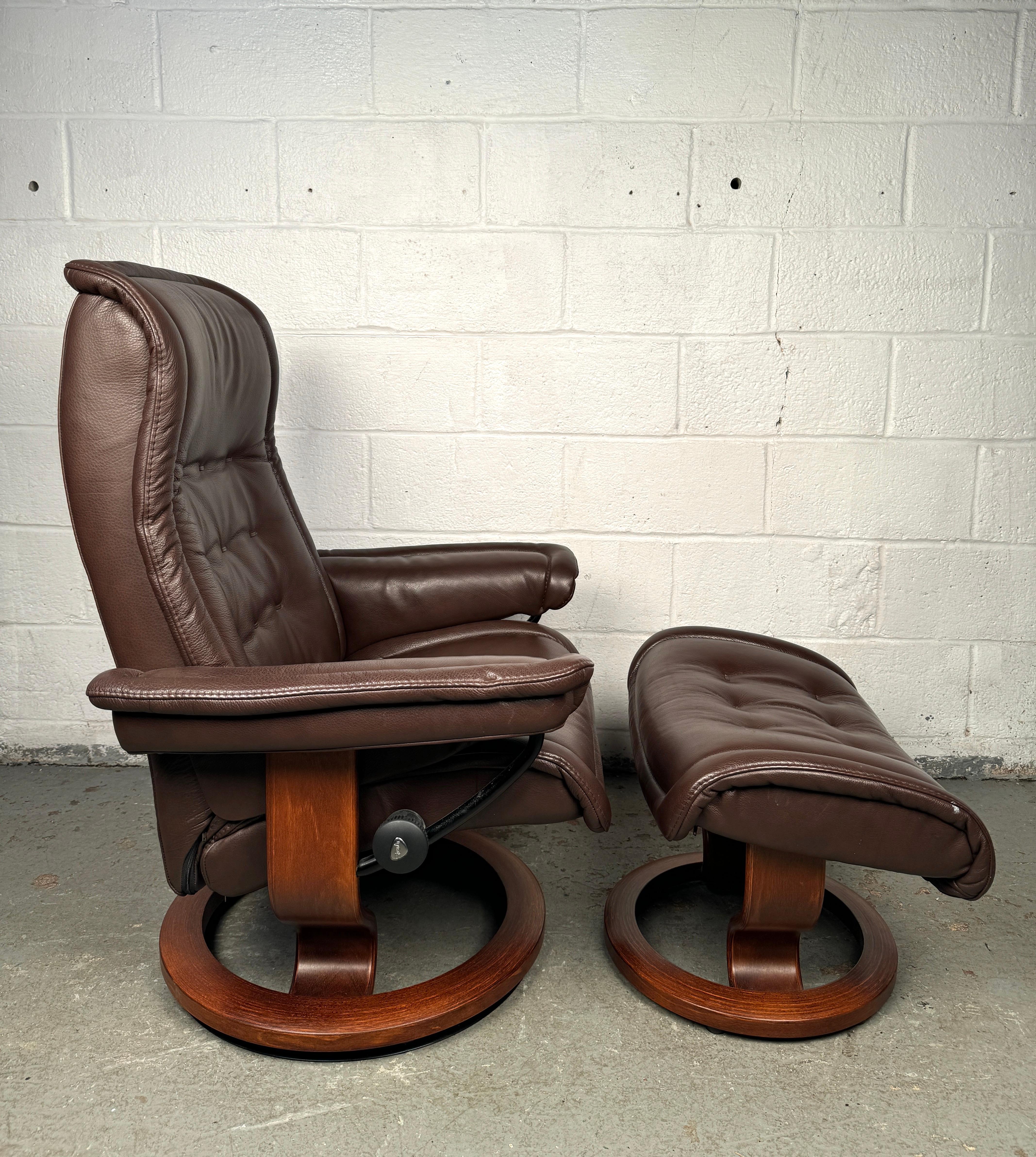 Ekornes Stressless Fauteuil de repos pivotant en cuir de grande taille et pouf en vente 3