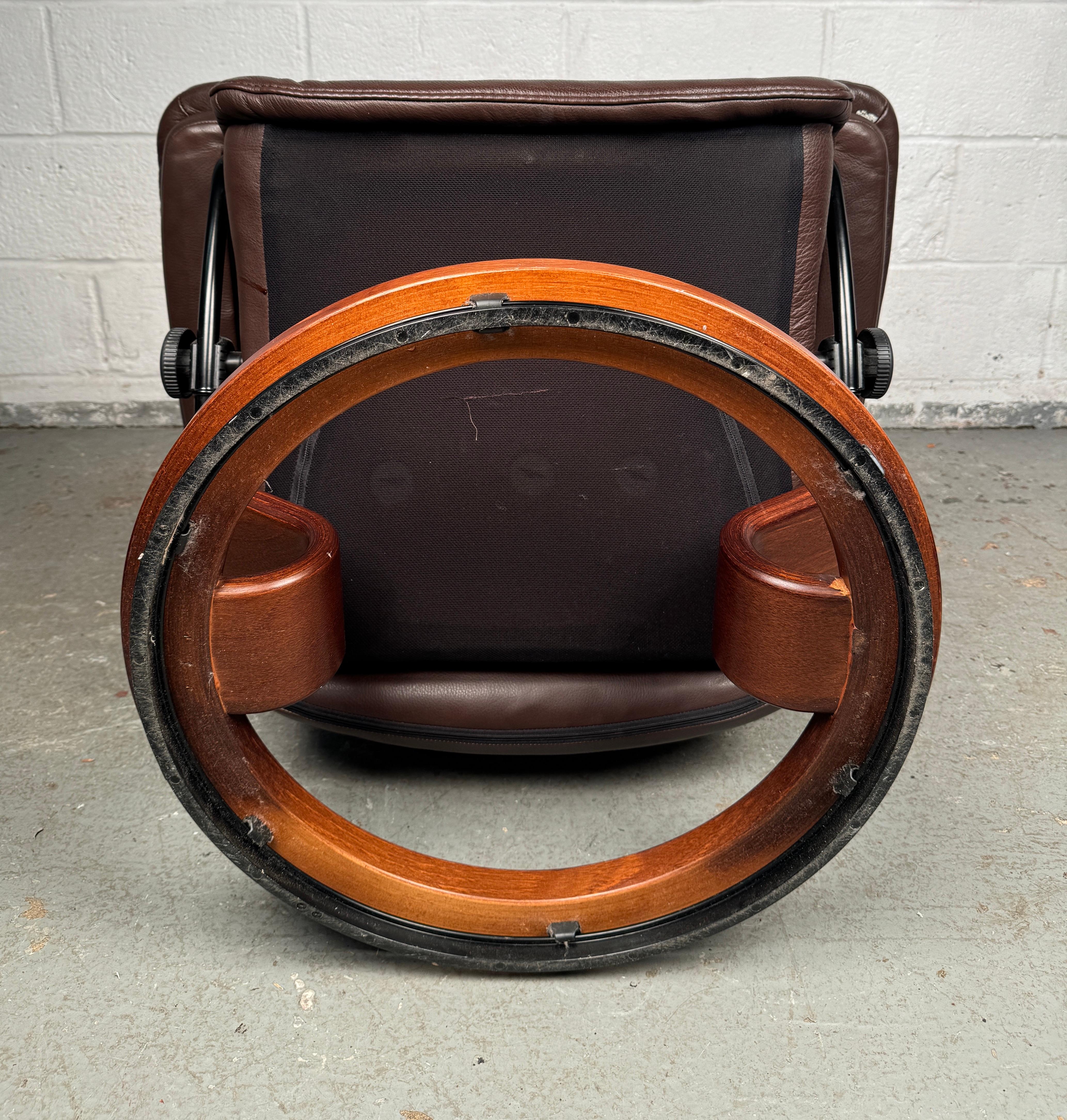 Ekornes Stressless Fauteuil de repos pivotant en cuir de grande taille et pouf en vente 10