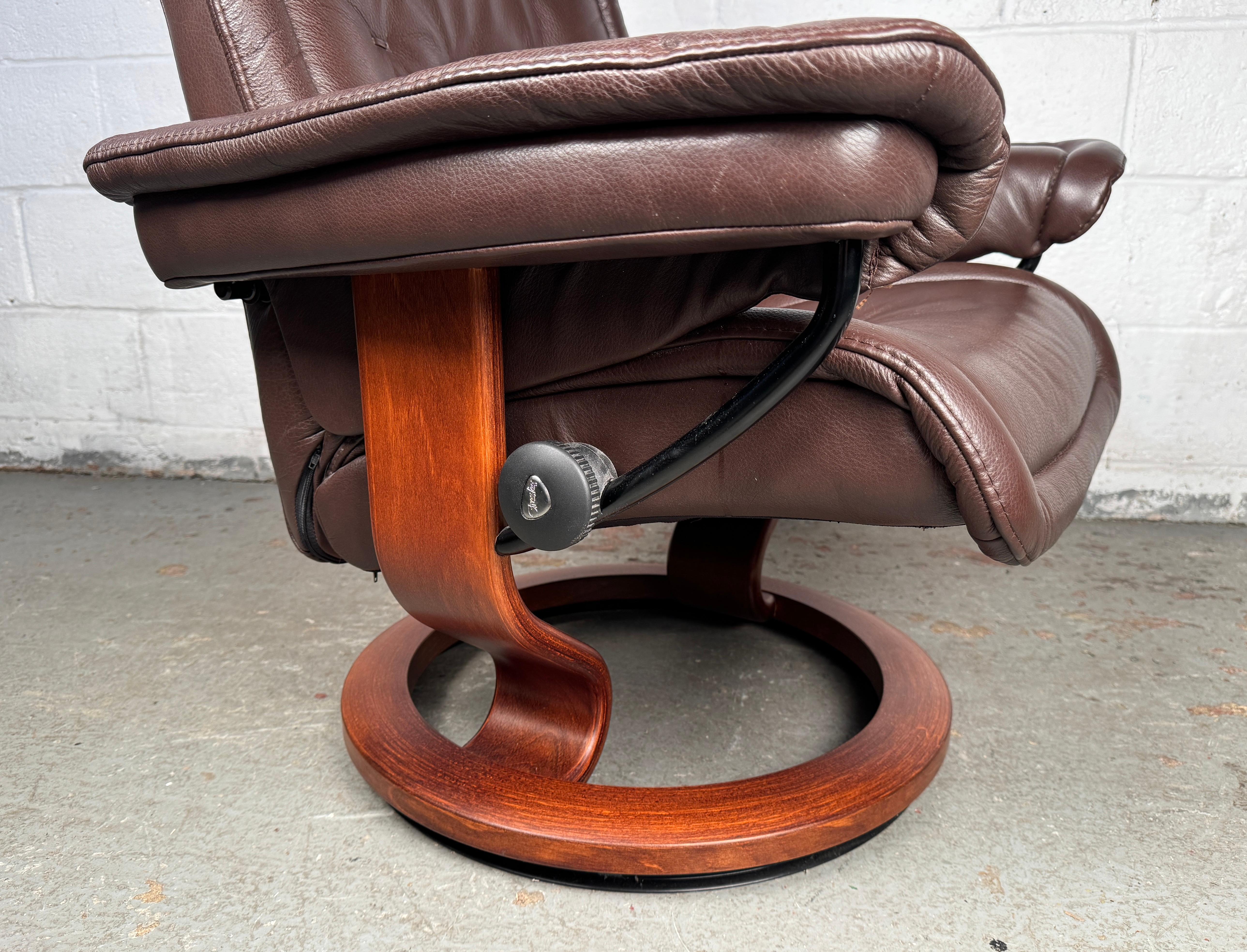 Ekornes Stressless Fauteuil de repos pivotant en cuir de grande taille et pouf en vente 1