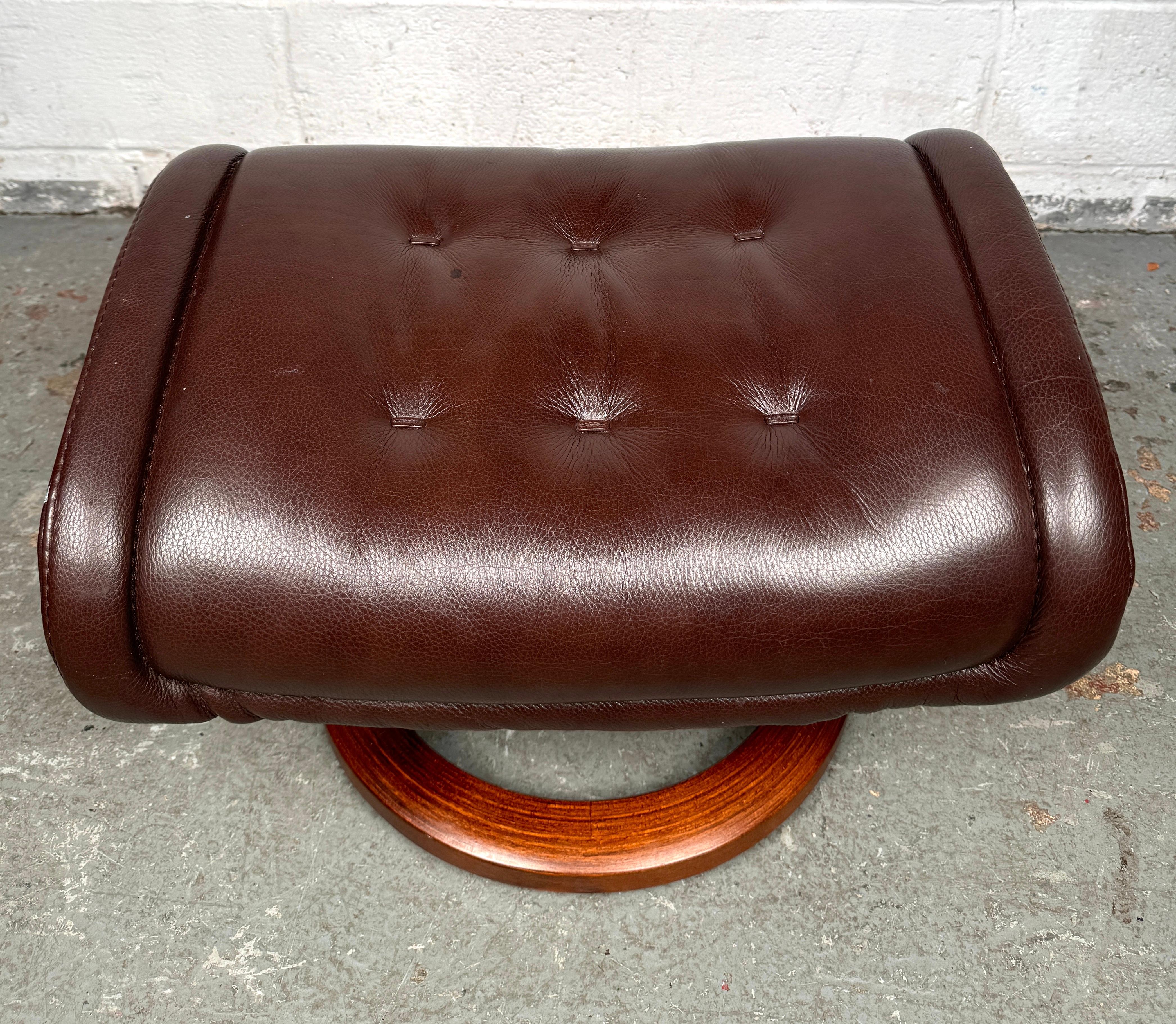 Ekornes Stressless Fauteuil de repos pivotant en cuir de grande taille et pouf en vente 7