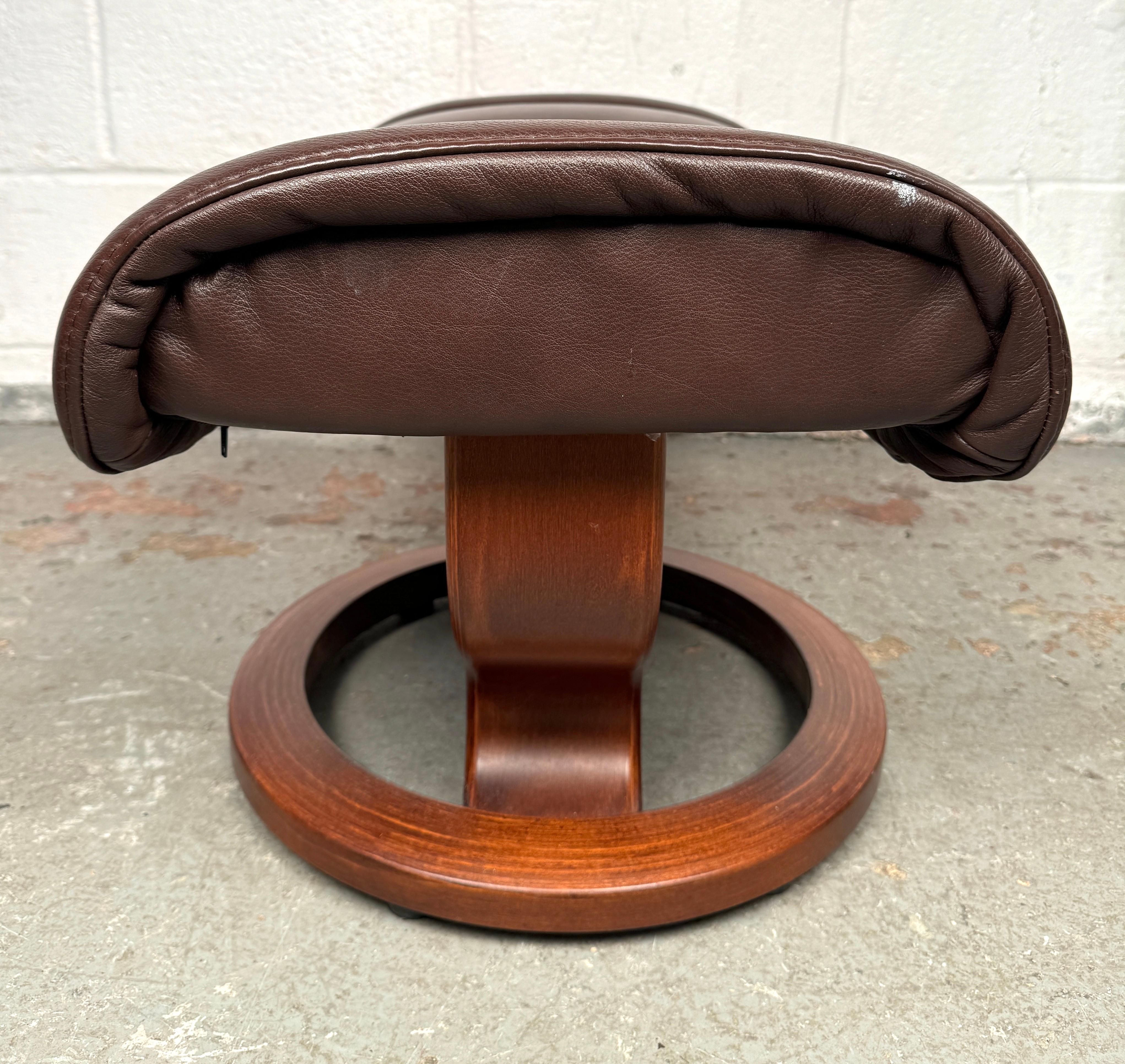 Ekornes Stressless Fauteuil de repos pivotant en cuir de grande taille et pouf en vente 8