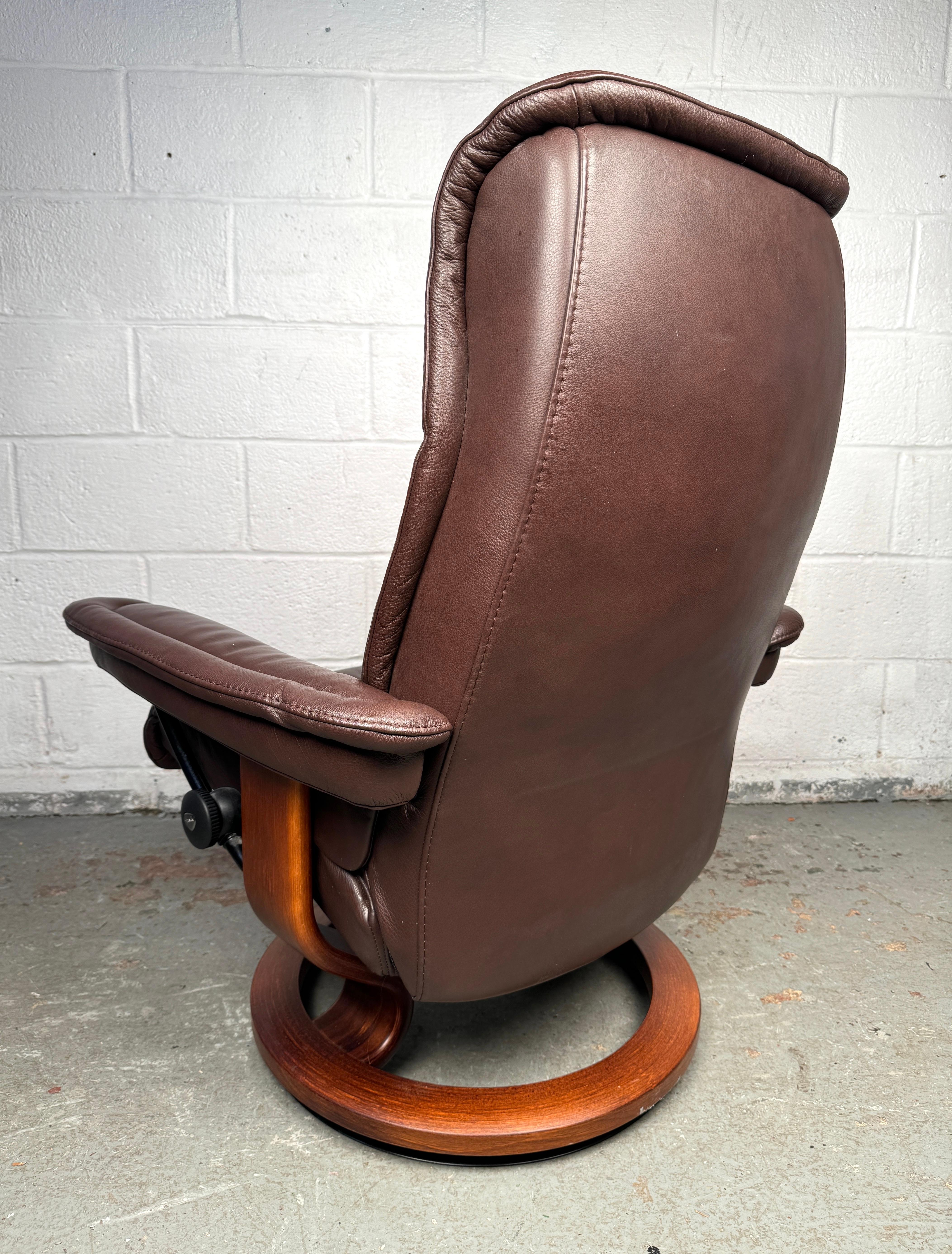 Ekornes Stressless Fauteuil de repos pivotant en cuir de grande taille et pouf en vente 4