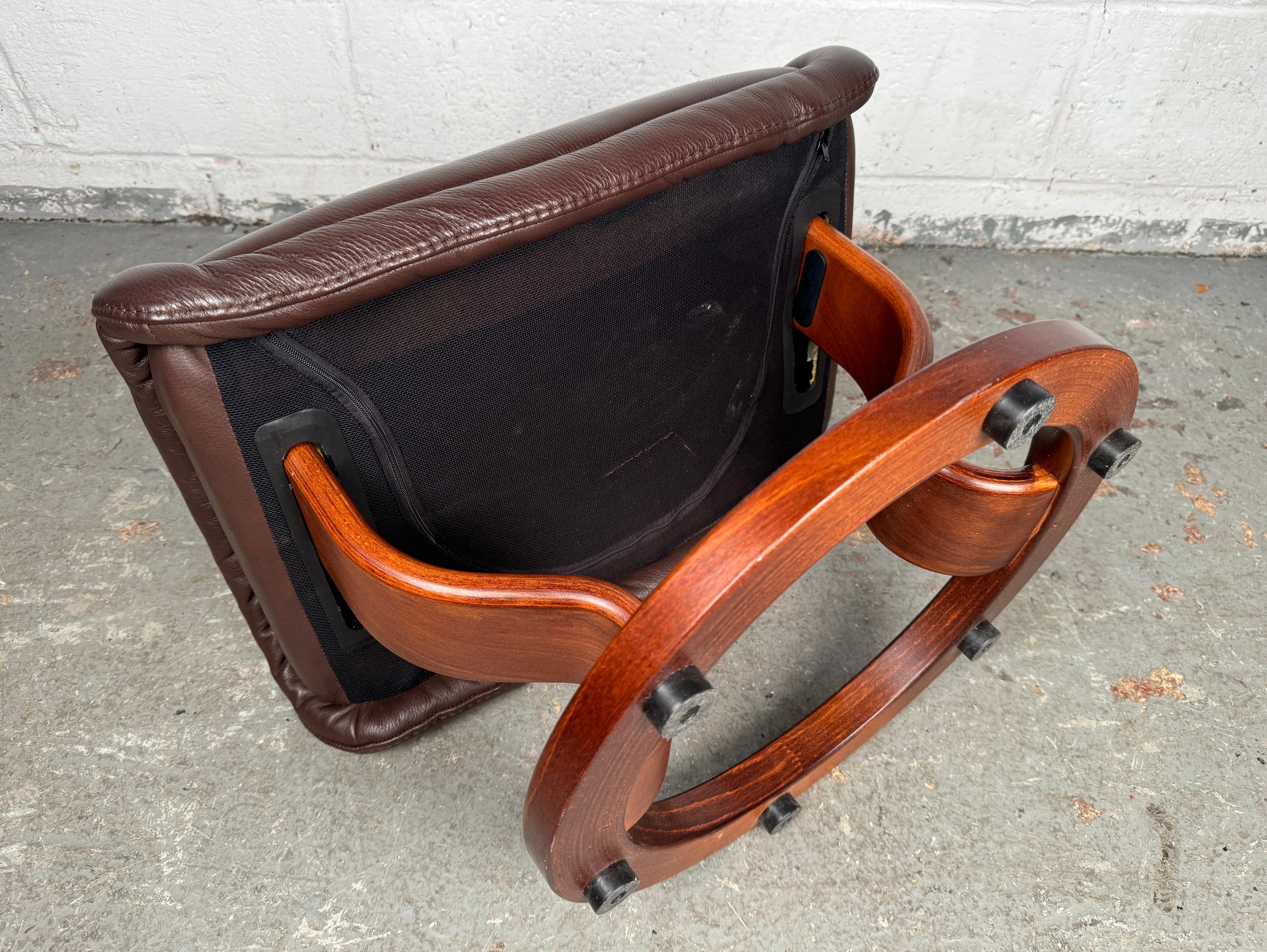 Ekornes Stressless Fauteuil de repos pivotant en cuir de grande taille et pouf en vente 9