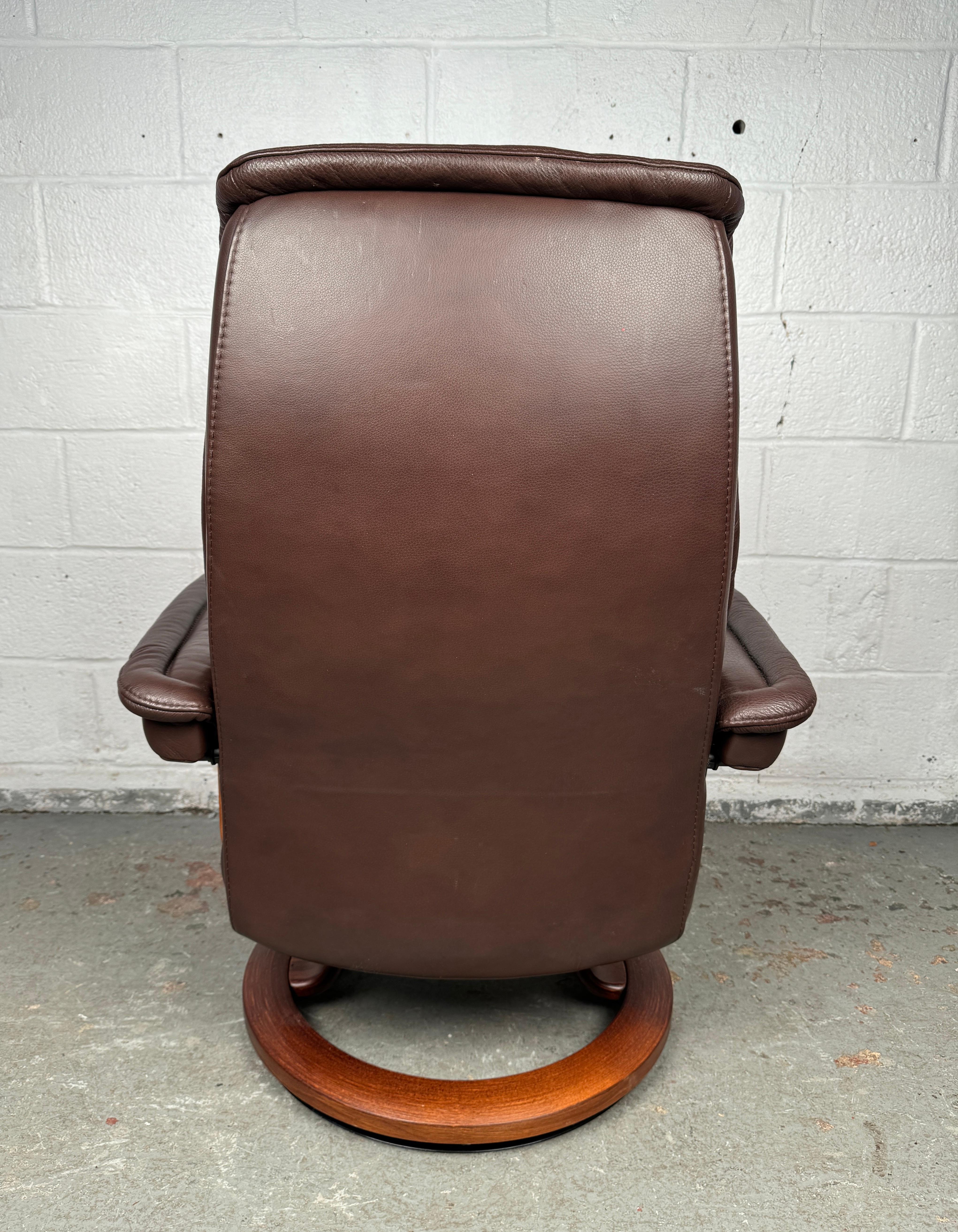 Ekornes Stressless Fauteuil de repos pivotant en cuir de grande taille et pouf en vente 5