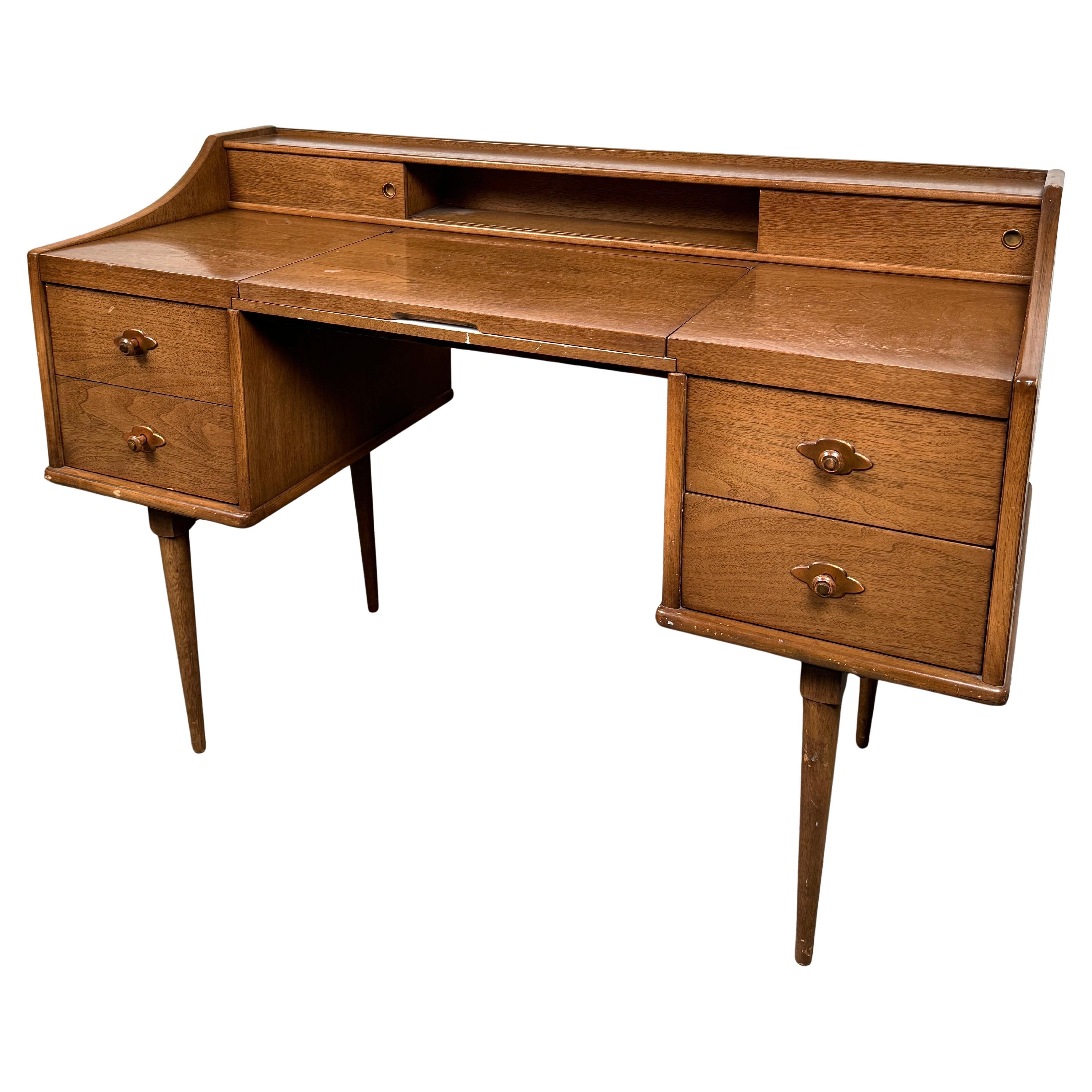 Mid-century Modern Vanity Desk  von Broyhill