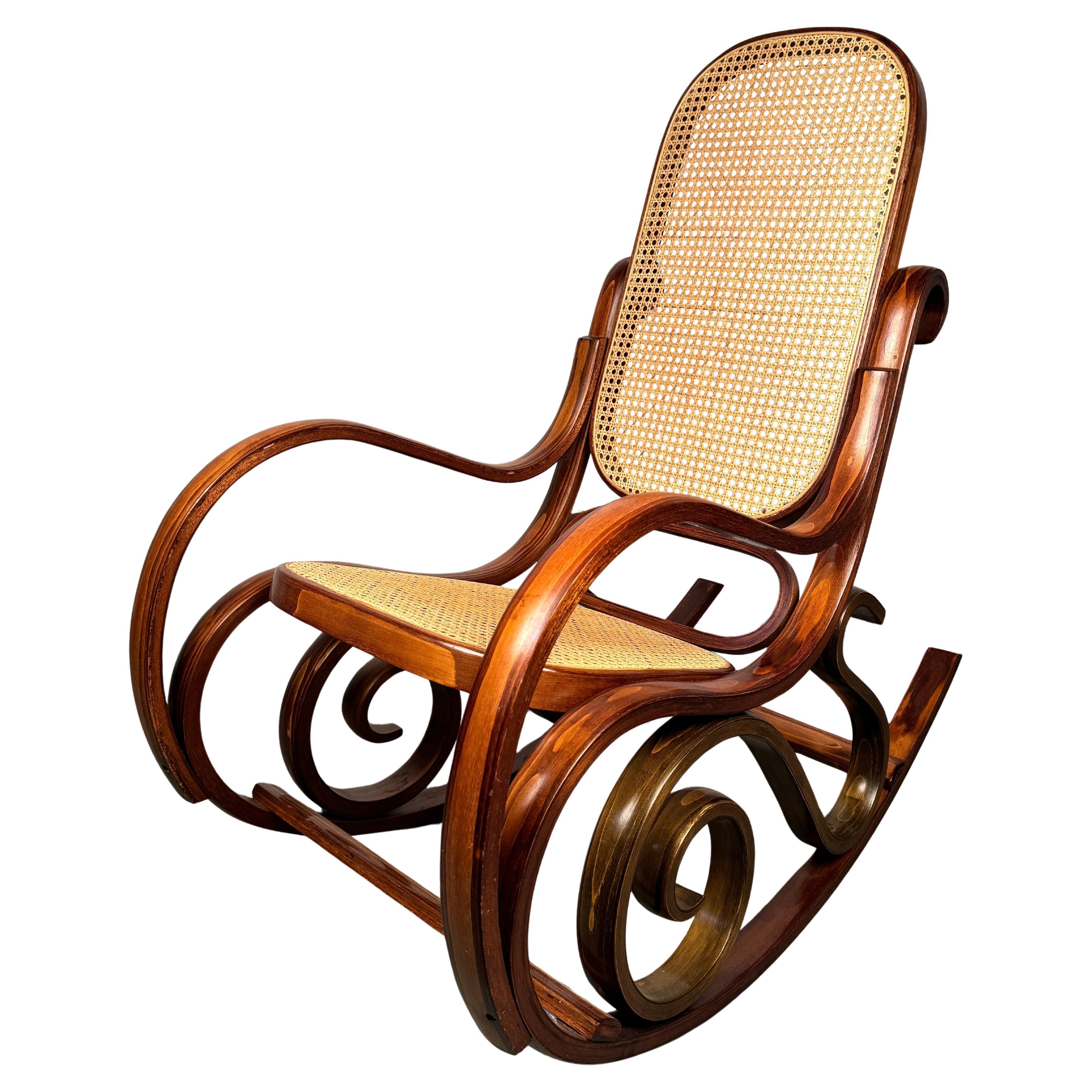 Sedia a dondolo in legno curvato Thonet Caner d'epoca in vendita