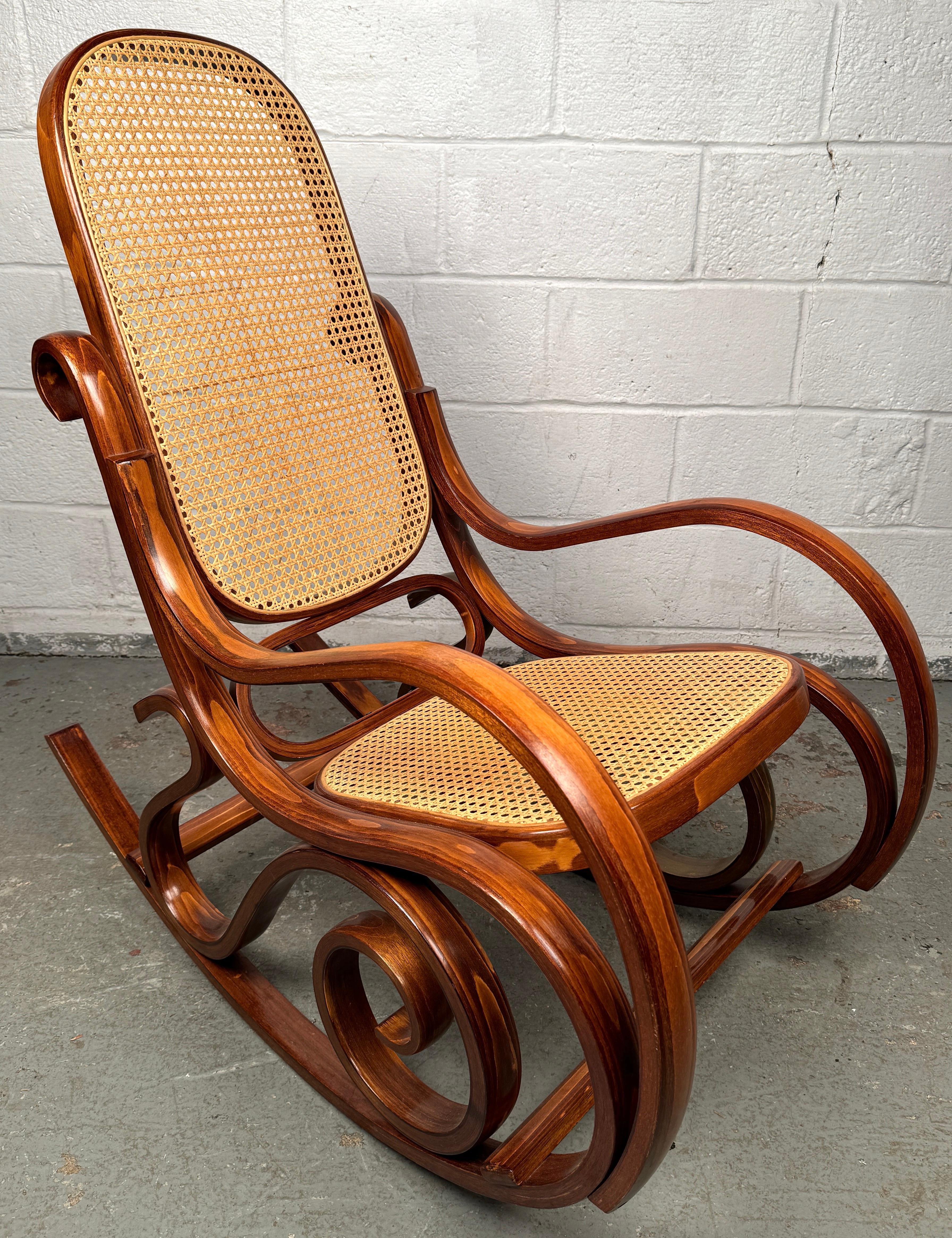 Mid-Century moderno Sedia a dondolo in legno curvato Thonet Caner d'epoca in vendita