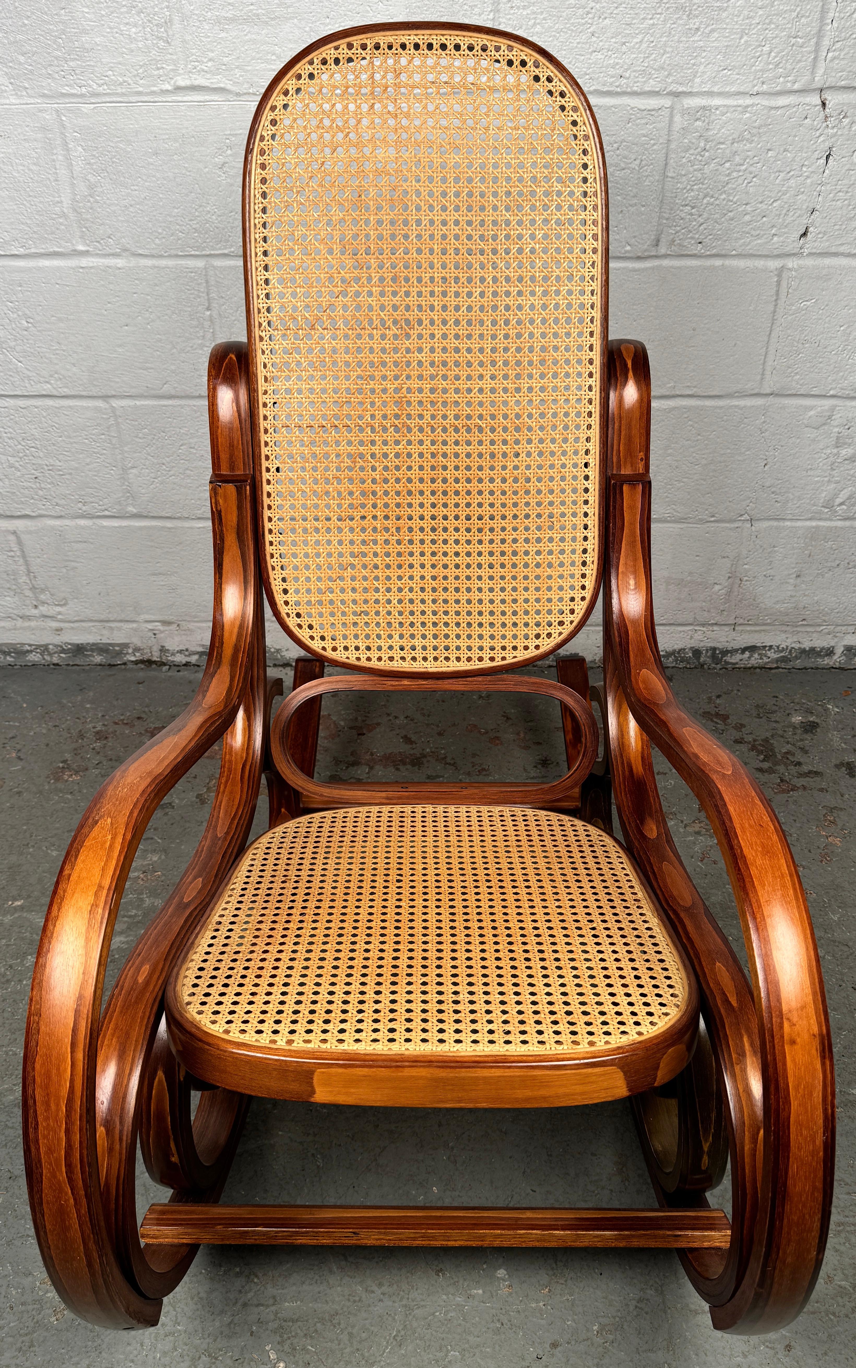 Sedia a dondolo in legno curvato Thonet Caner d'epoca In condizioni buone in vendita a Brooklyn, NY