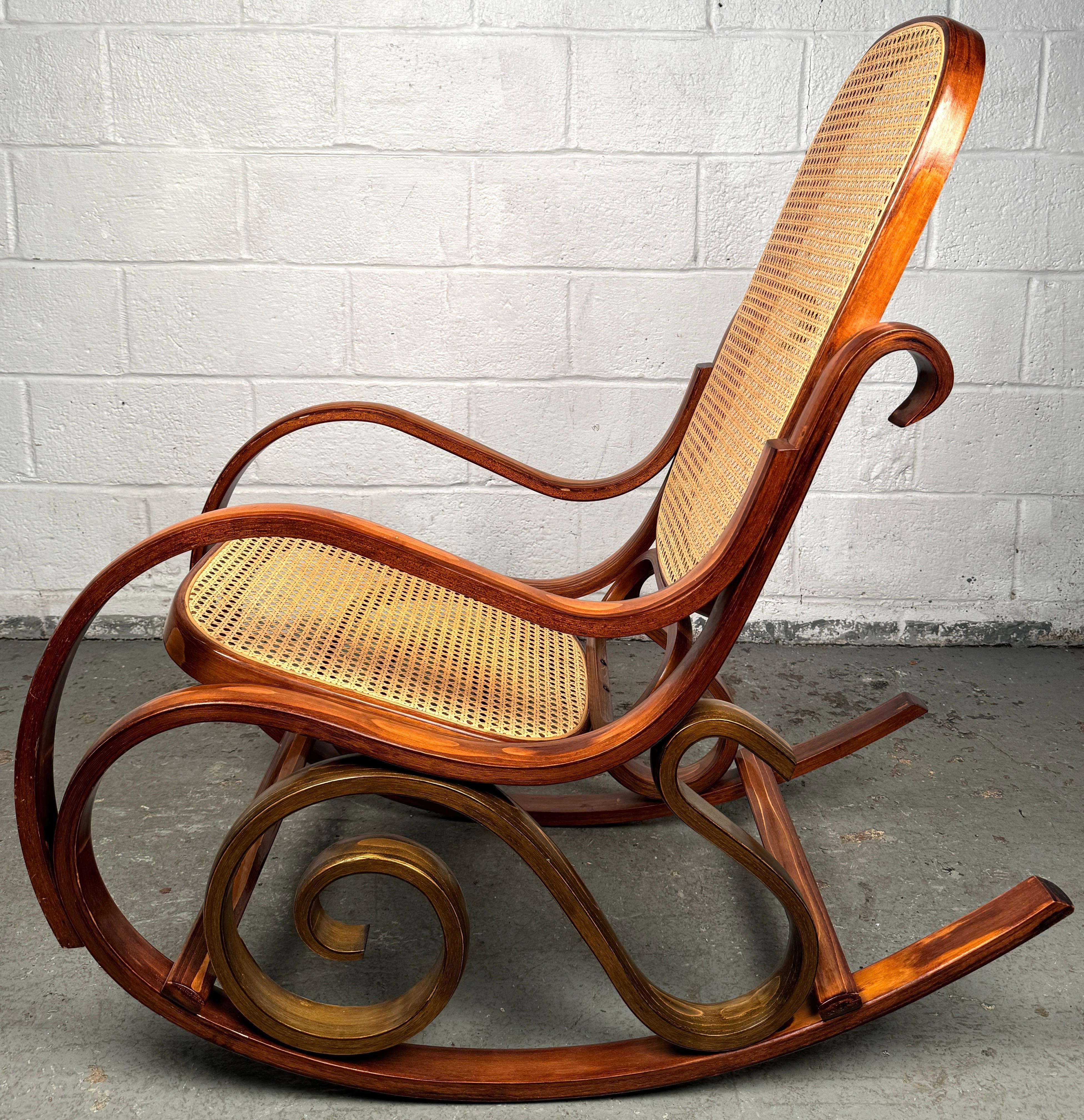 XX secolo Sedia a dondolo in legno curvato Thonet Caner d'epoca in vendita