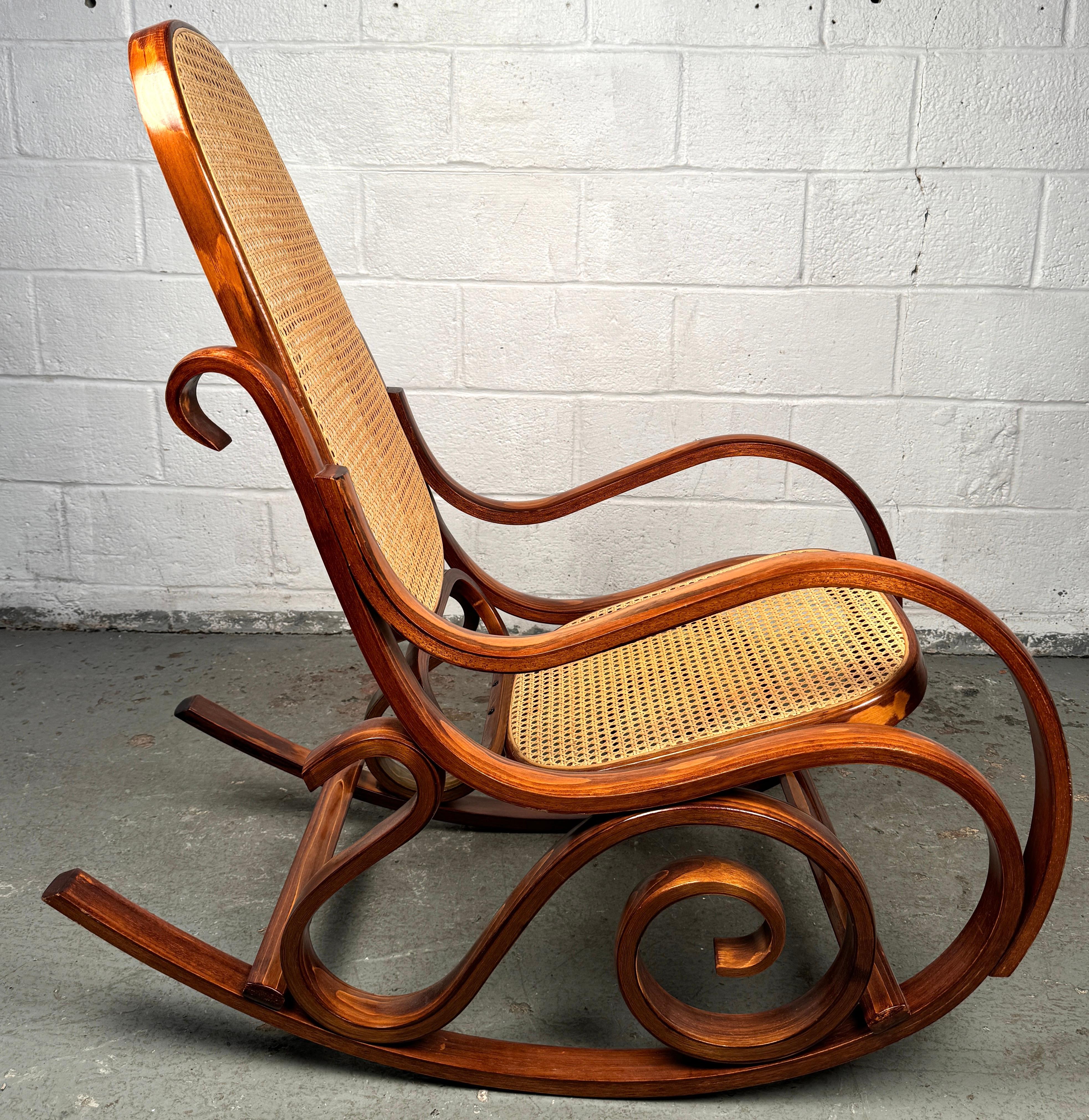 Canna Sedia a dondolo in legno curvato Thonet Caner d'epoca in vendita