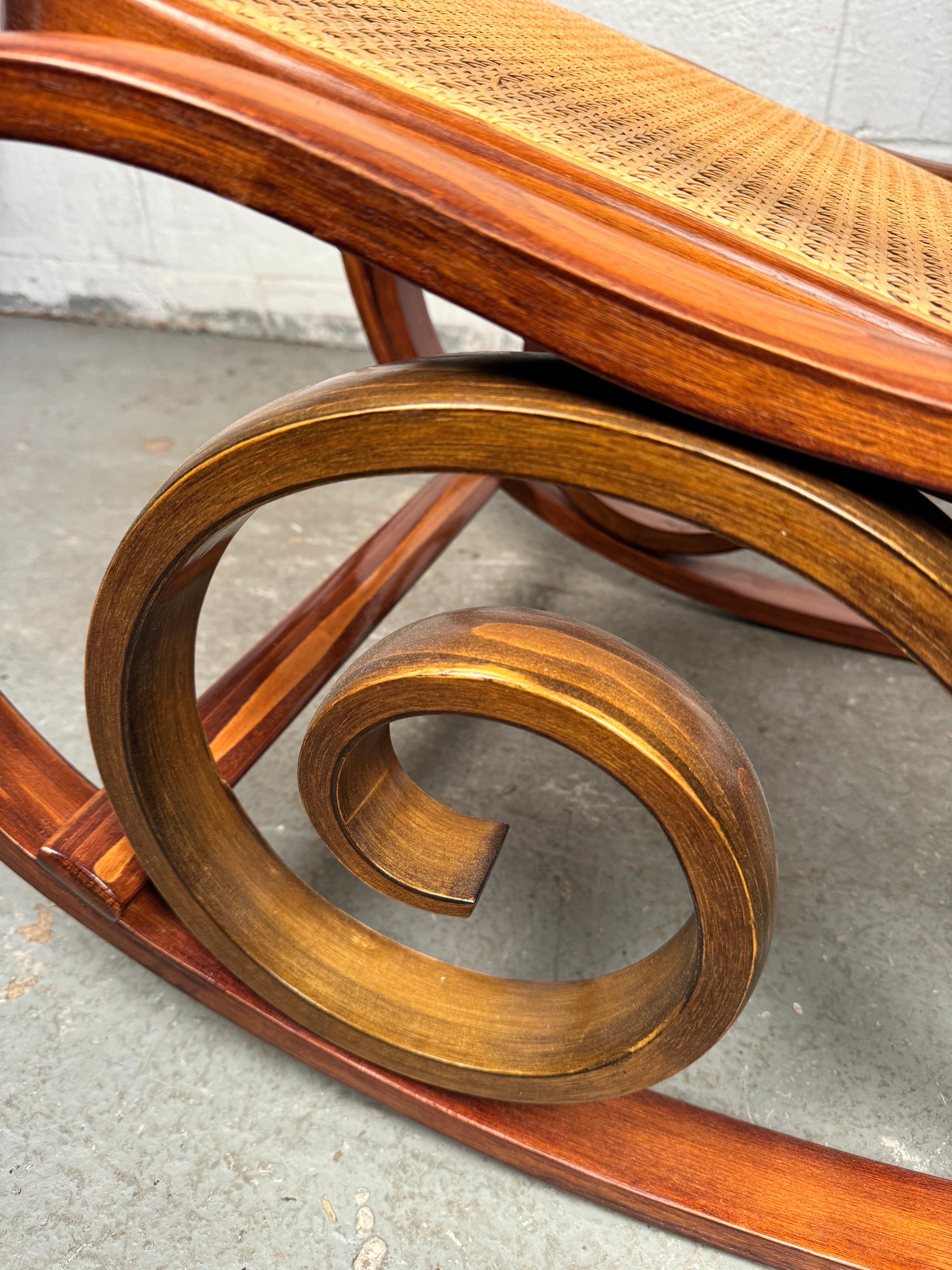 Sedia a dondolo in legno curvato Thonet Caner d'epoca in vendita 1