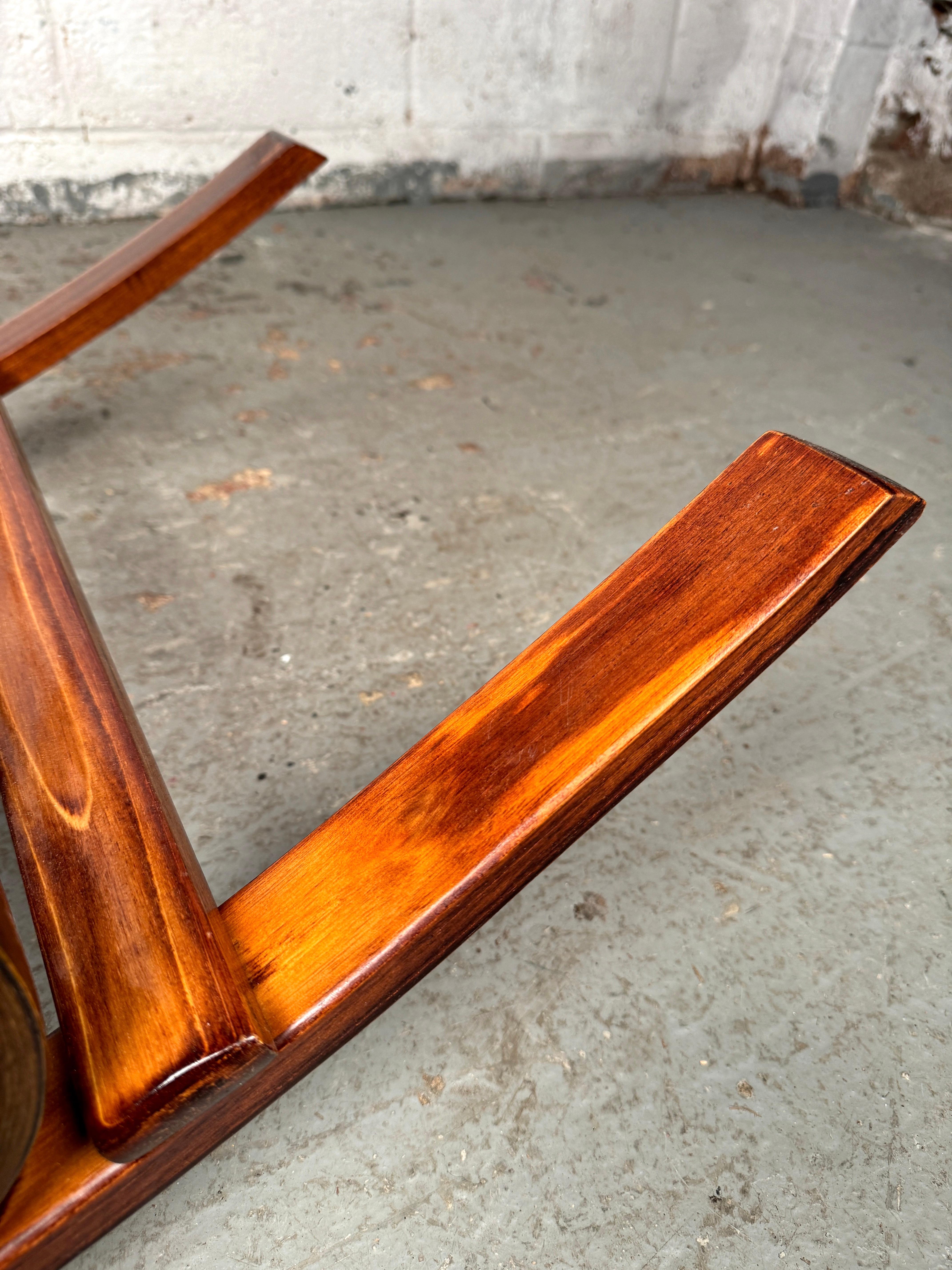 Sedia a dondolo in legno curvato Thonet Caner d'epoca in vendita 2