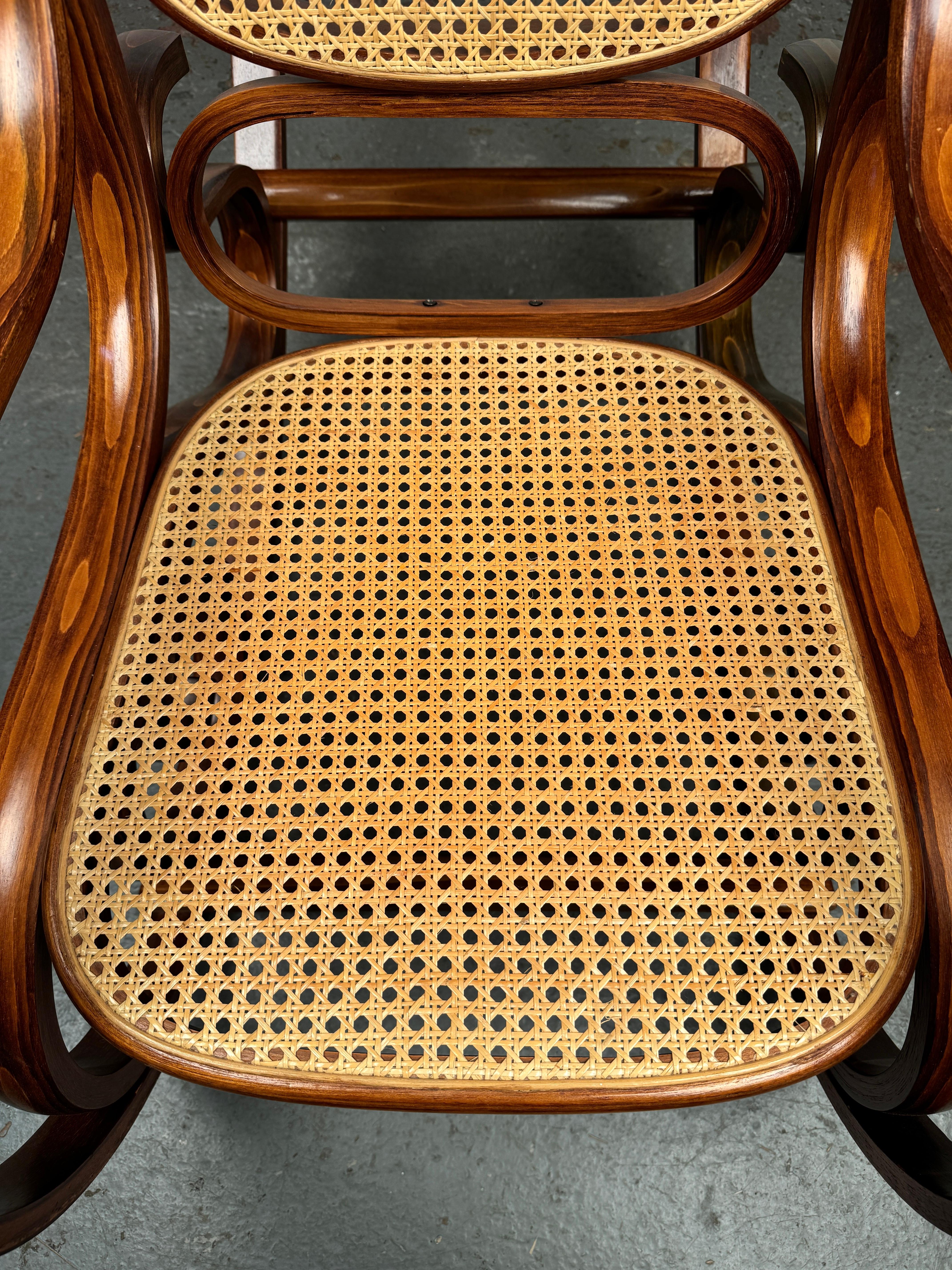 Sedia a dondolo in legno curvato Thonet Caner d'epoca in vendita 3