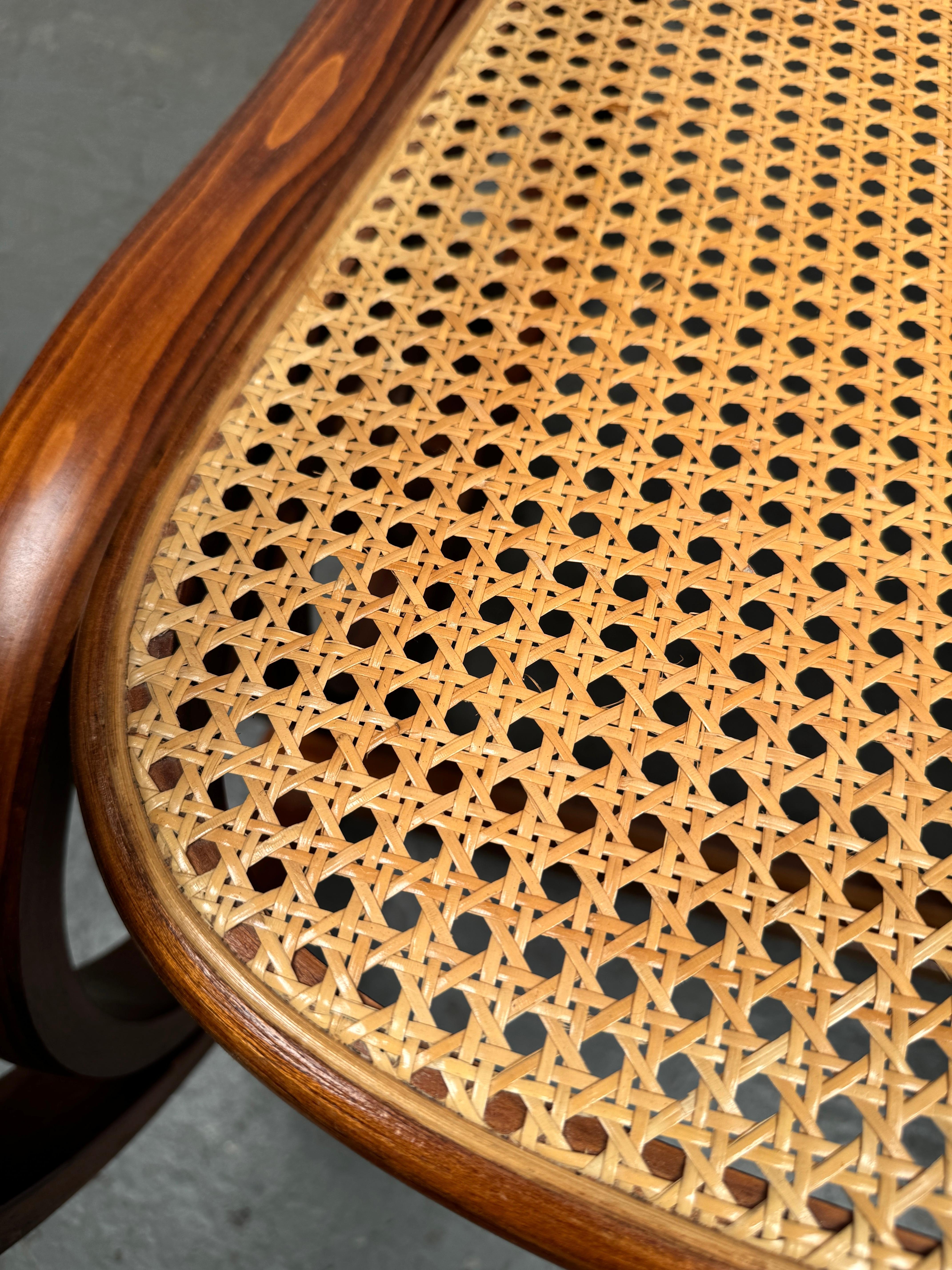 Sedia a dondolo in legno curvato Thonet Caner d'epoca in vendita 4