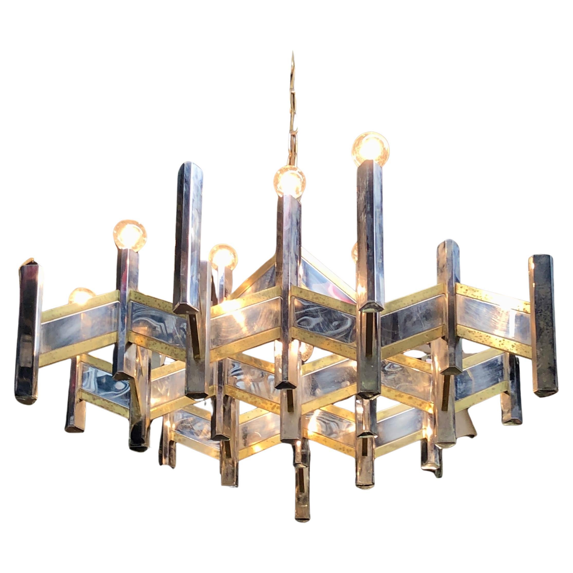 Lustre complexe en métal avec garniture en laiton en vente