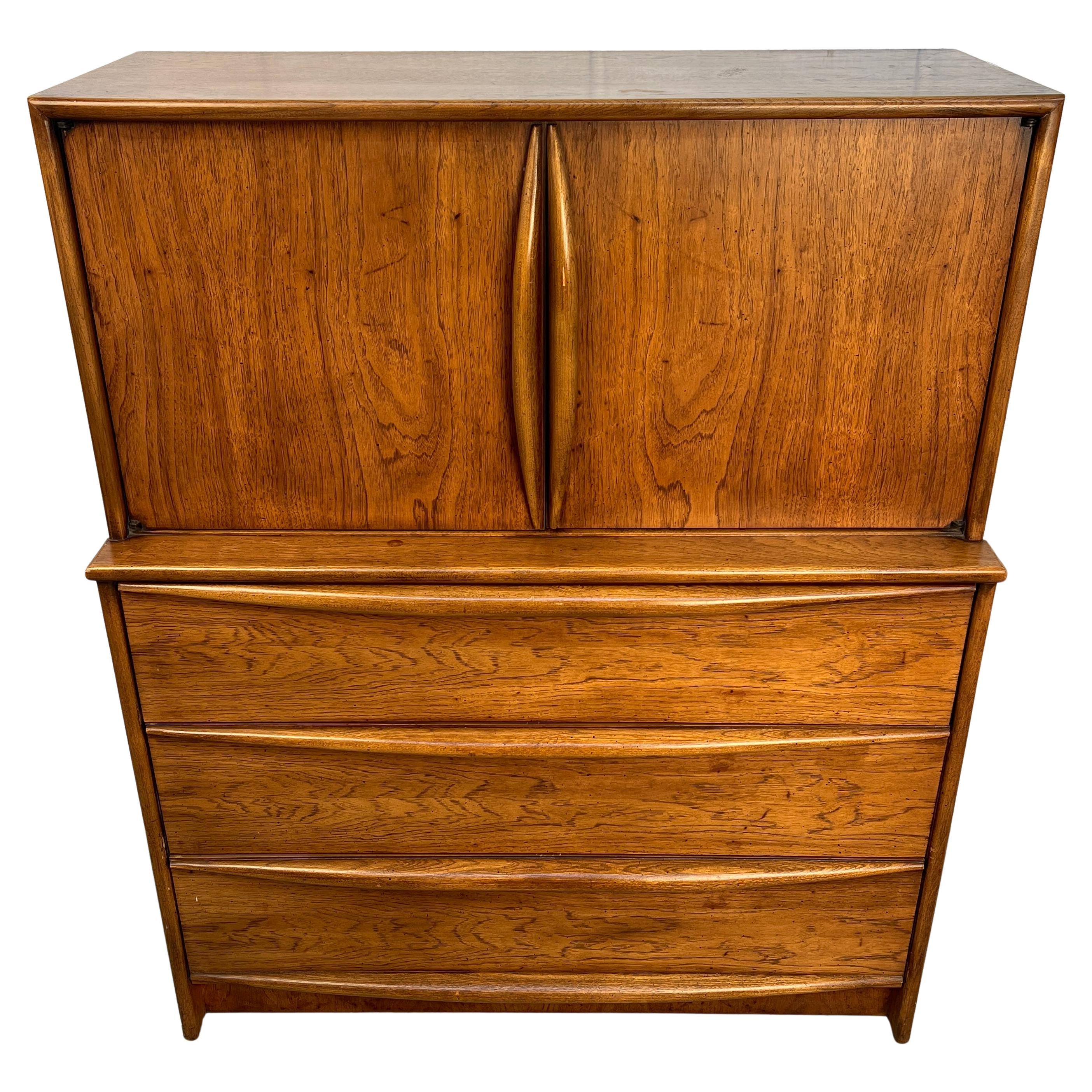 Comò Highboy in legno di noce di Lane Furniture, stile metà secolo moderno in vendita