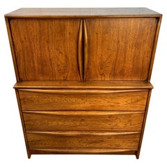 Moderne Nussbaum-Hochkommode aus der Jahrhundertmitte von Lane Furniture