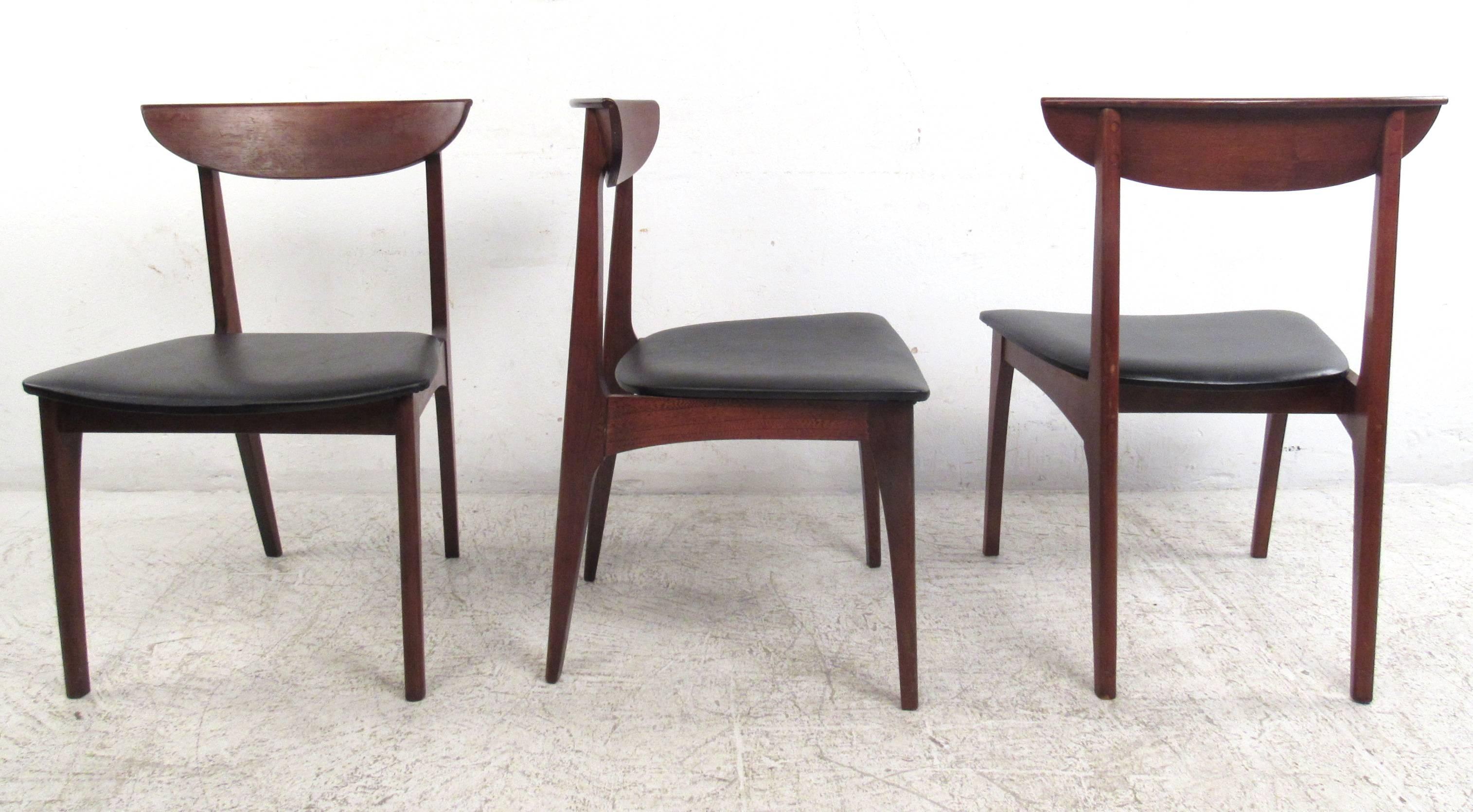 Six Mid-Century Modern Walnut Dining Chairs In Good Condition In Brooklyn, NY
