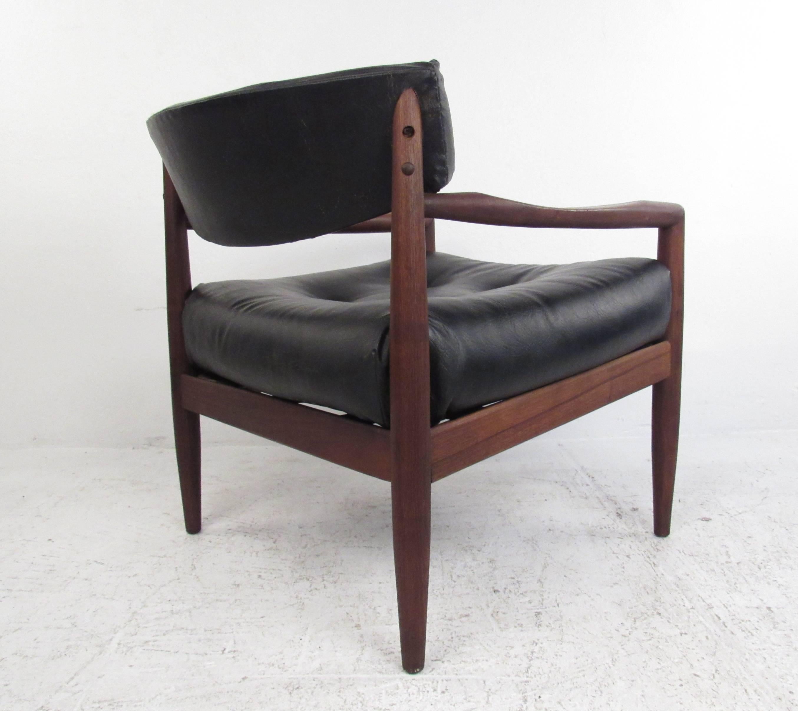A beautiful vintage modern walnut lounge chair. Please confirm item location (NY or NJ) with dealer.