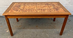 Mesa de centro danesa de mediados de siglo, de los años 60, con tablero de azulejos