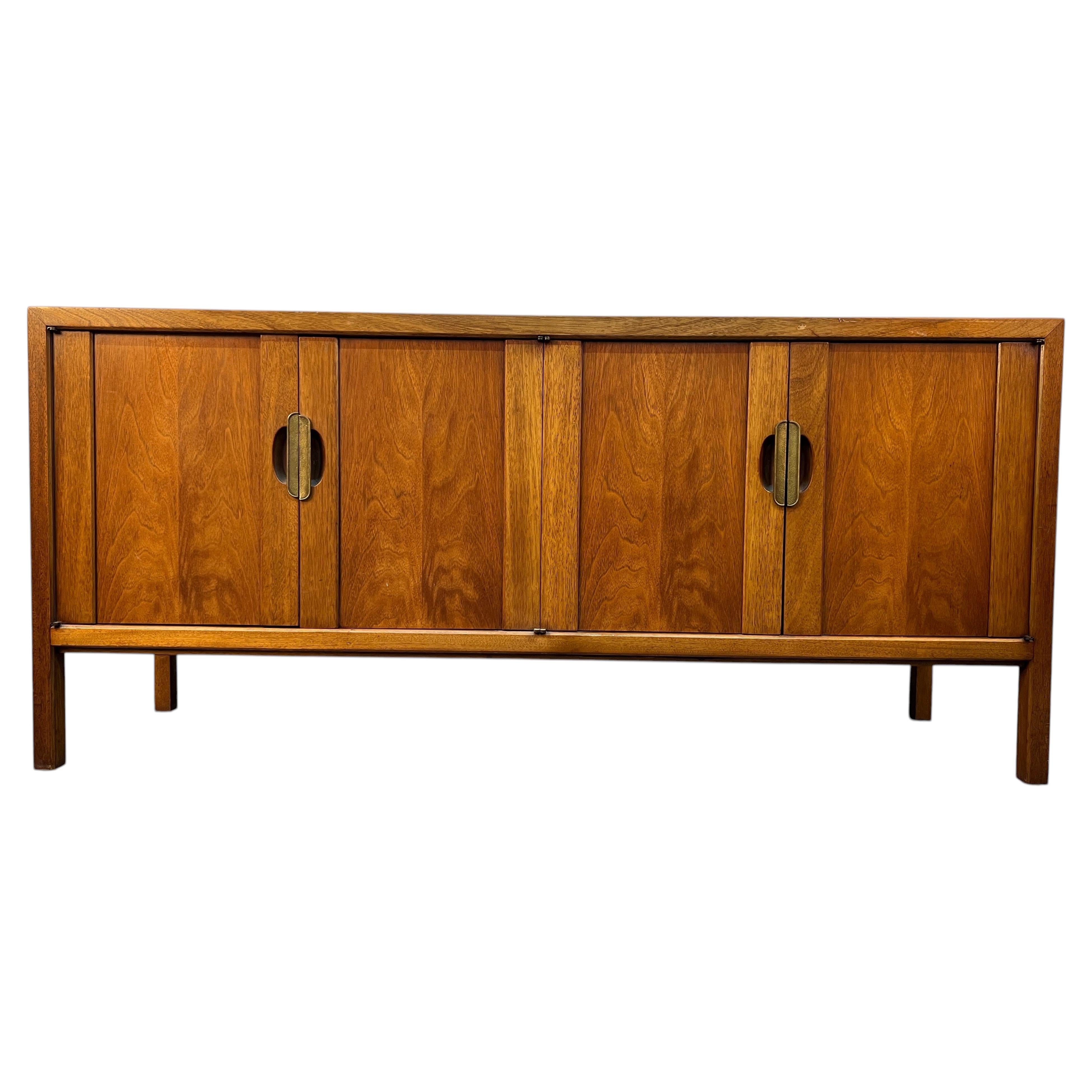 Buffet en noyer et laiton de style « mid-century » signé Henredon