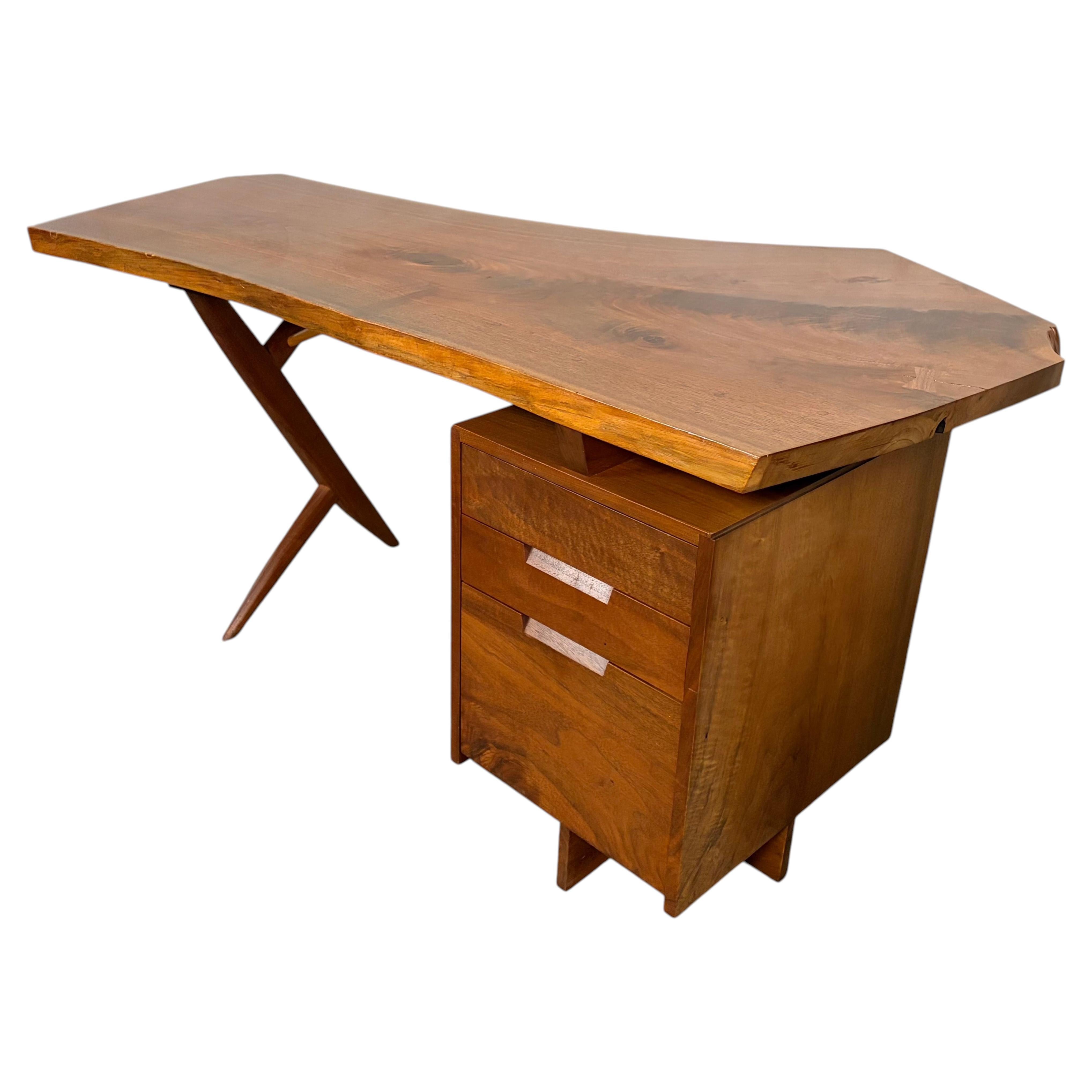 Escritorio «Conoid» de Mira Nakashima, de madera de nogal, firmado