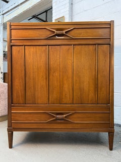 Cómoda de nogal tallada de estilo «Mid-Century Modern» de Hoke Wood Products