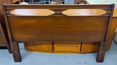 Cabecero de nogal de estilo «Mid-Century Modern» de Hoke Wood Products