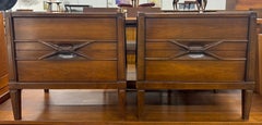 Mesitas de noche de nogal de estilo «Mid-Century Modern» de Hoke Wood Products