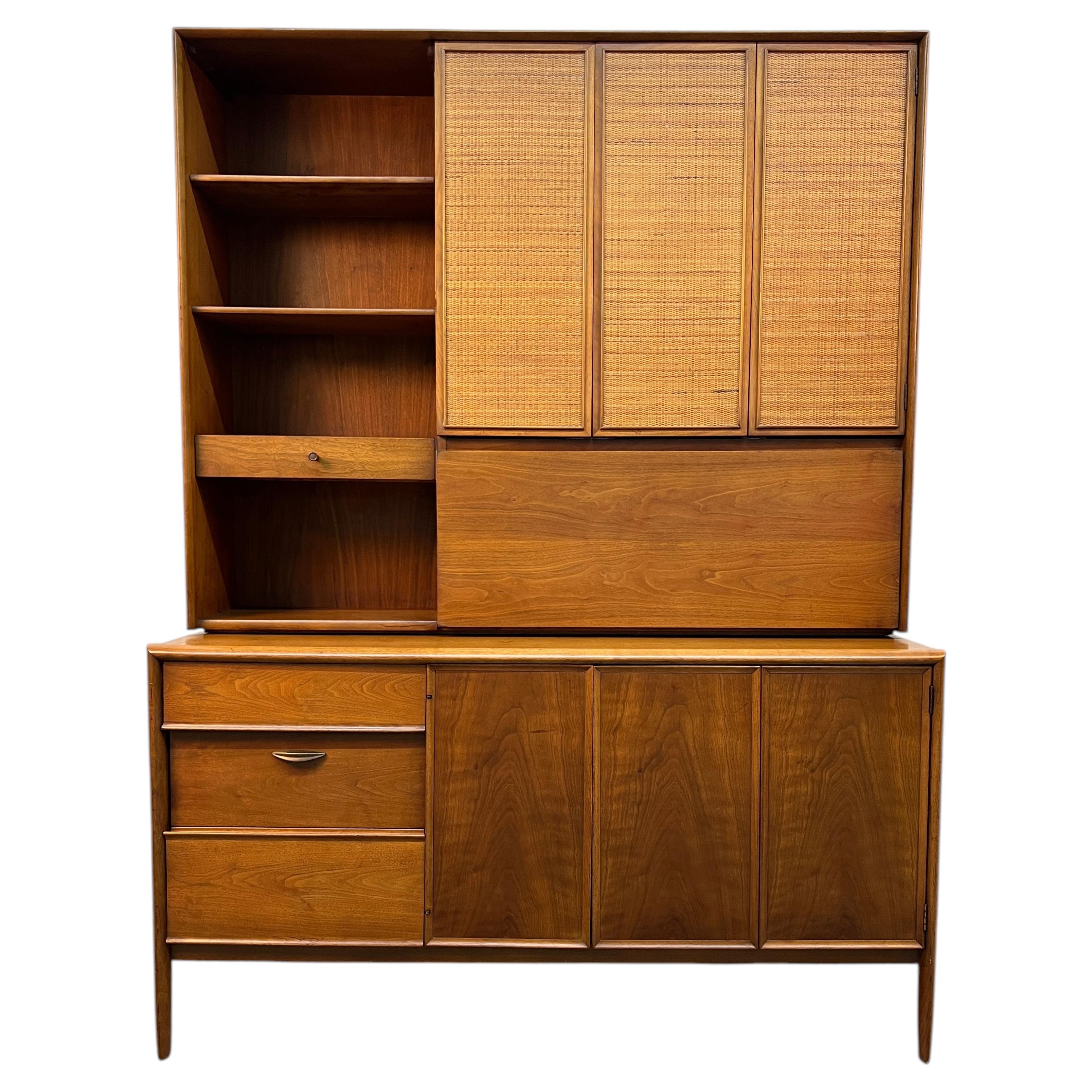 Aparador y vitrina «Parallel Mid-Century» de Barney Flagg para Drexel, en nogal y mimbre