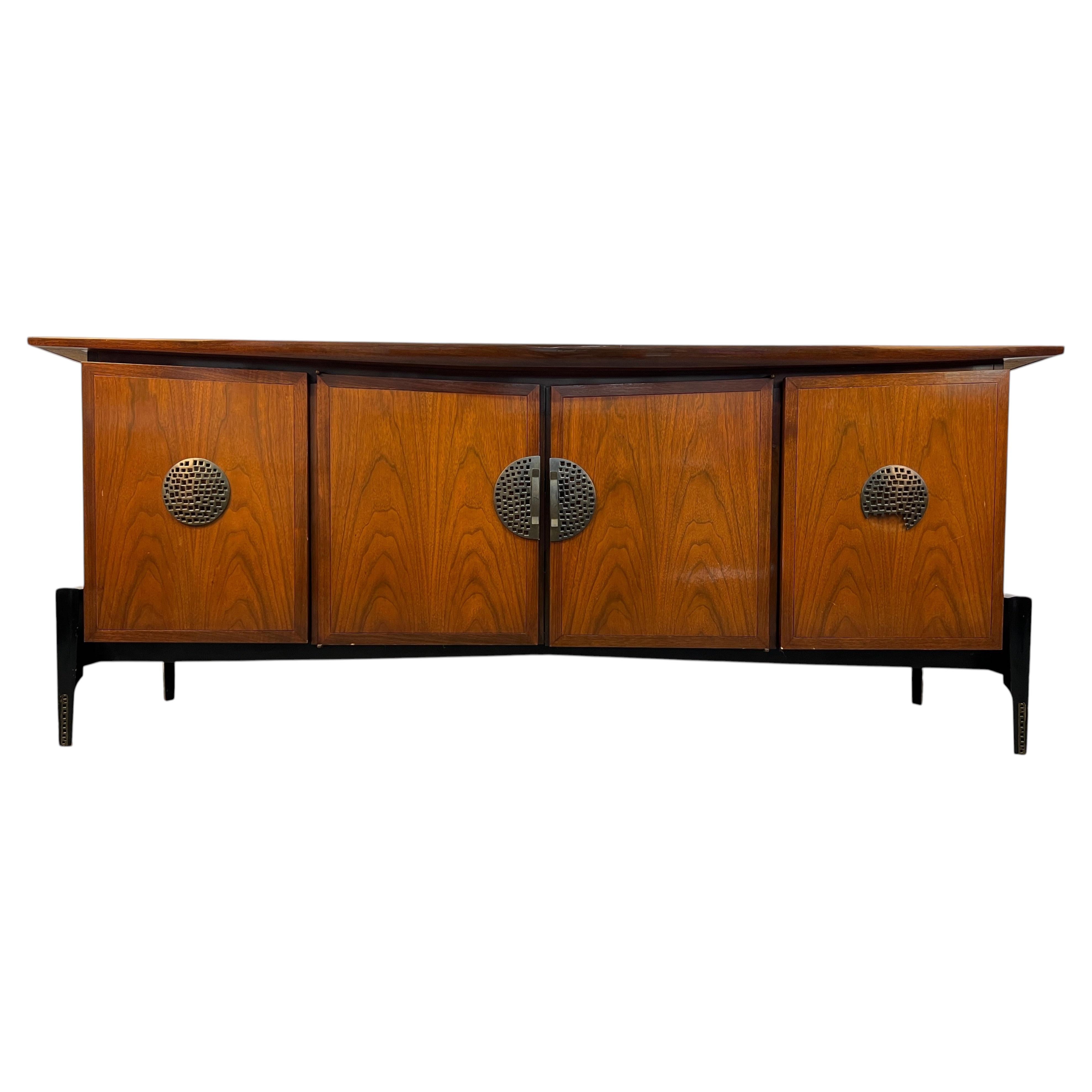 Buffet « Helen Hobey » en noyer, par Baker Furniture