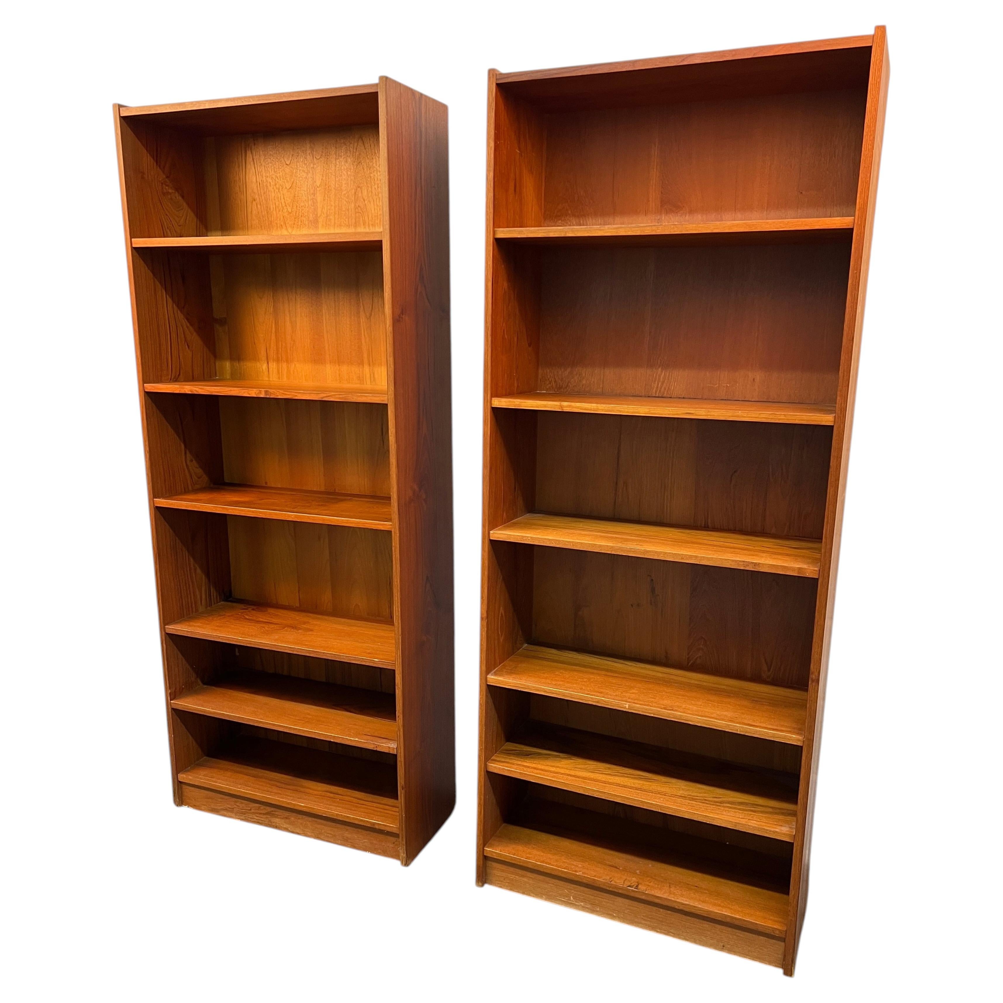 Paire de grandes bibliothèques danoises en teck de style « Mid-Century Modern » en vente