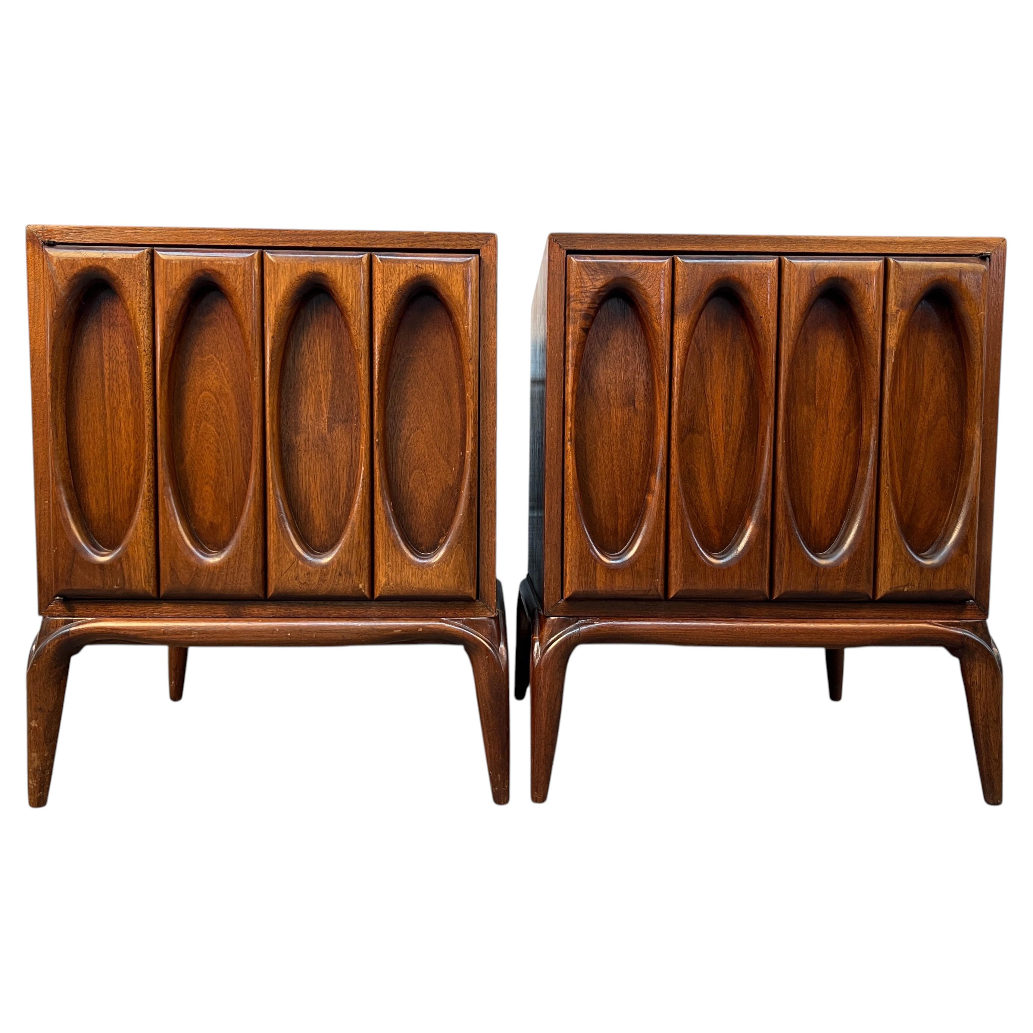 Coppia di comodini in noce intagliato in stile Mid-Century