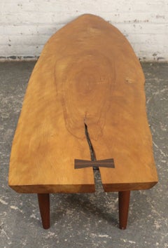 Table basse « Live Edge » avec encoche en forme de papillon