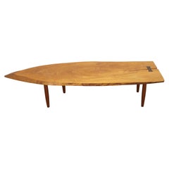 Table basse « Live Edge » avec encoche en forme de papillon