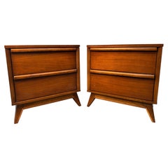 Nachttische aus Walnussholz der Serie „Distinction“ im Mid-Century-Stil von Unagusta