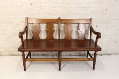 Panca con schienale a forma di violino in legno massello di ciliegio, realizzata da L. & J. G. Stickley Inc.