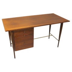 Scrivania in mogano e ottone disegnata da Paul McCobb per Calvin Furniture
