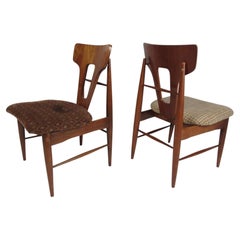 Juego de cuatro sillas de comedor de nogal de estilo «mid-century modern»