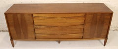 Vintage-Sideboard im Mid-Century-Modern-Stil aus geformtem Walnussholz