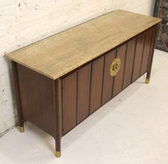 Sideboard aus Walnussholz mit Travertin-Platte im Hollywood-Regency-Stil