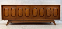 Sideboard aus Walnussholz im Mid-Century-Stil mit Einlegearbeiten aus Maserknollen von Young Manufacturing