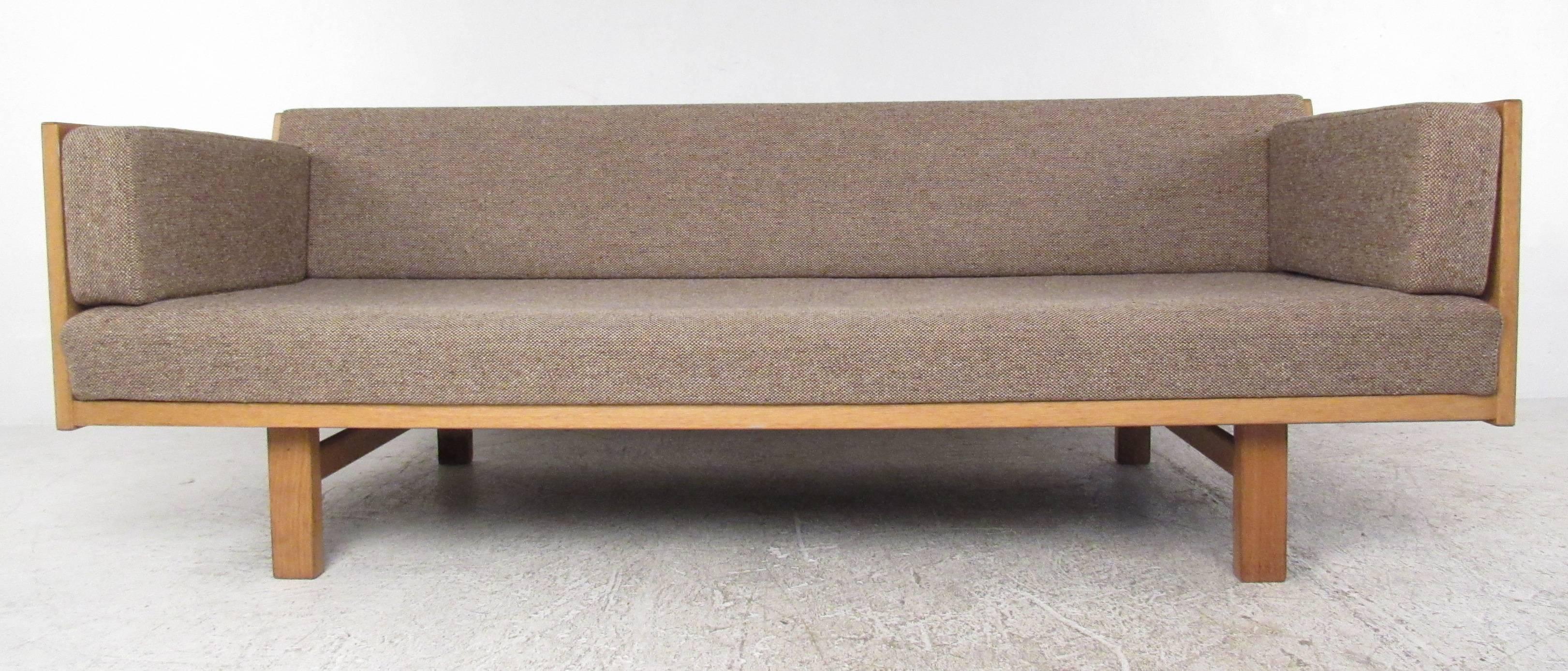 Hans J. Wegner GE 259 daybed in oak, upholstered in fabric. Manufactured by GETAMA in Denmark.
Please confirm item location (NY or NJ) with dealer.