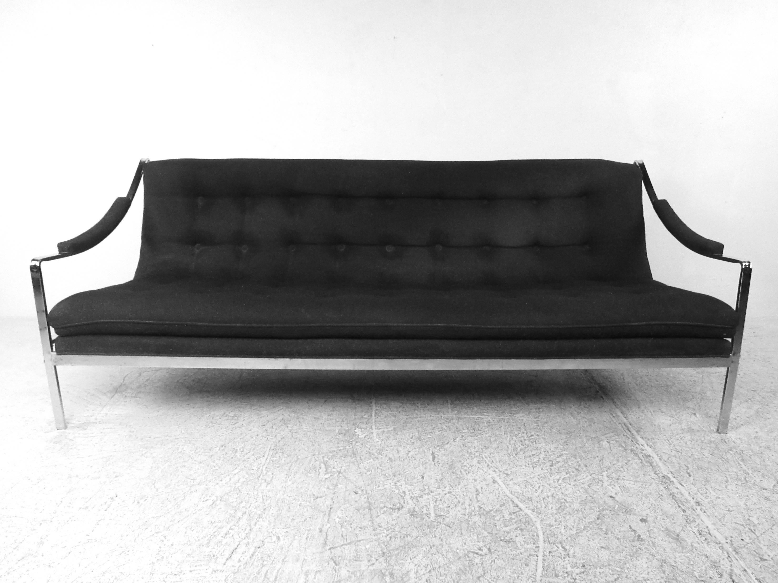 Dieses Vintage-Sofa mit Loungesessel zeichnet sich durch einzigartig geformte Chromrahmen, getuftete Polsterung und eine stilvolle, passende Ottomane aus. Wunderschöne moderne Sitzmöbel für jede Umgebung vereinen den stilvollen Reiz von