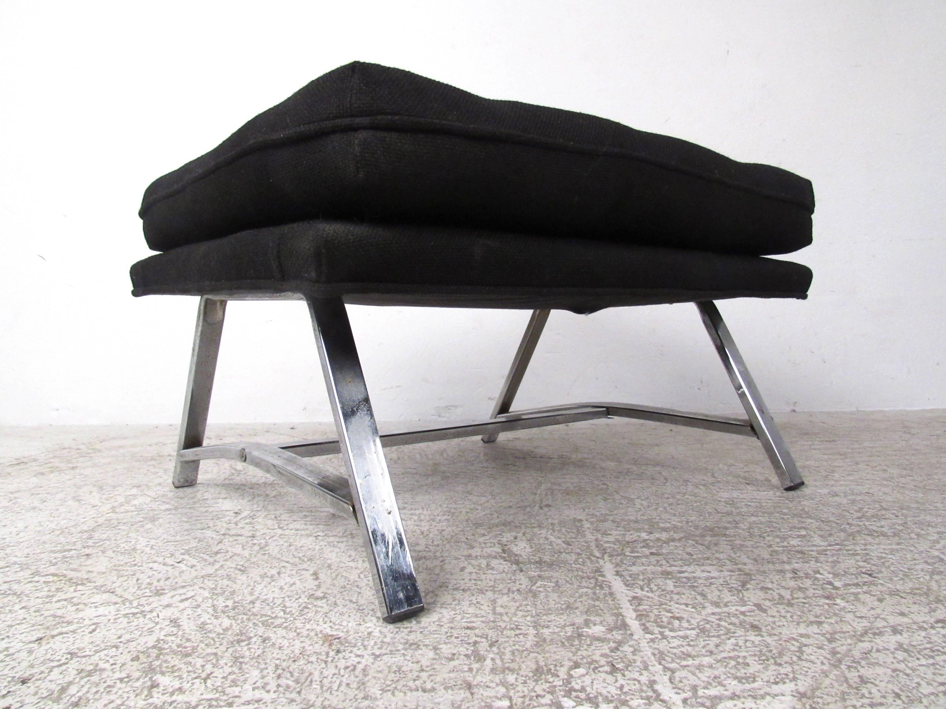 Tissu d'ameublement Ensemble de canapé et fauteuil rétro et moderne avec pouf en vente