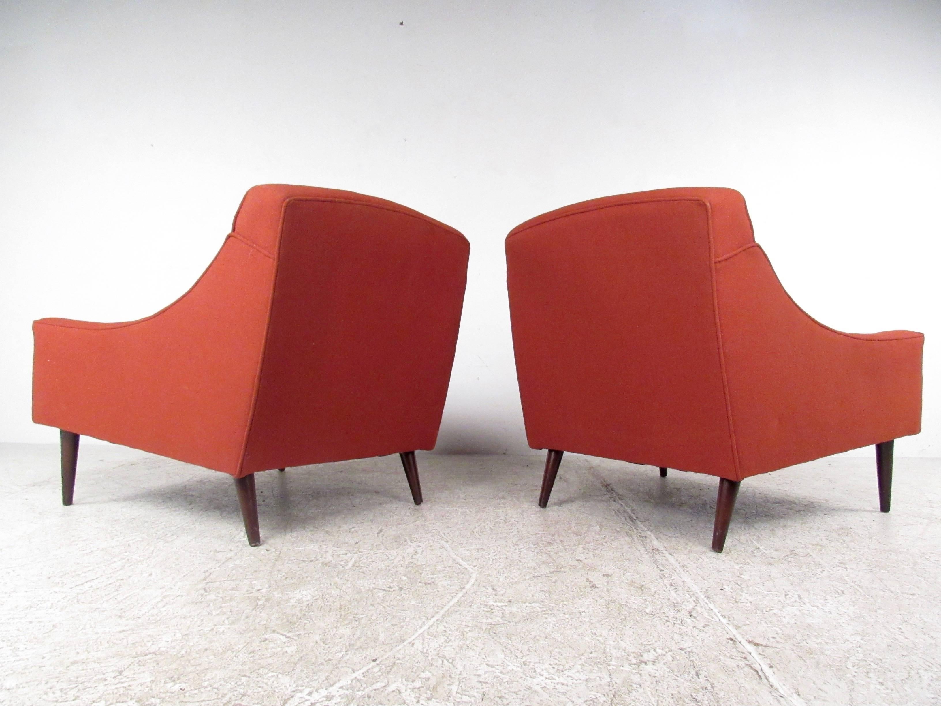 Pair of Stylish Mid-Century Modern Lounge Chairs In Good Condition In Brooklyn, NY